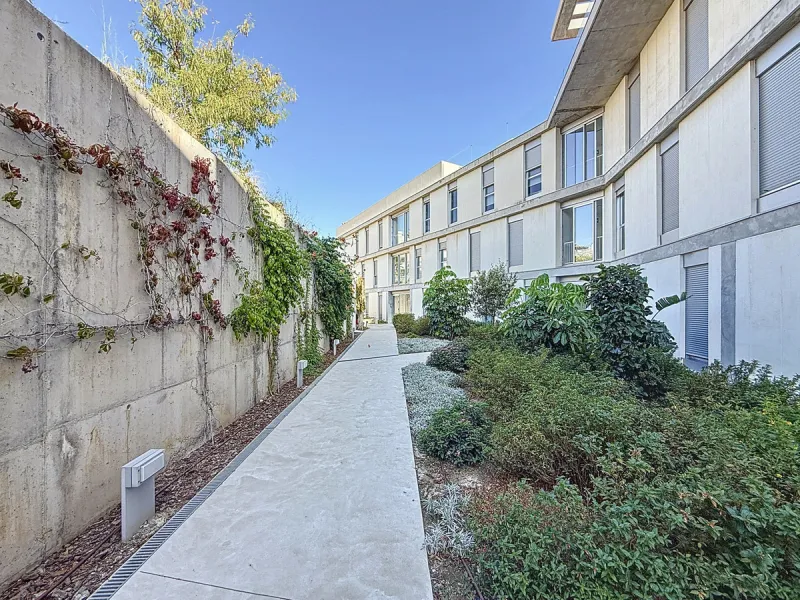 This beautiful three-bedroom, two-bathroom apartment benefits from a southwest orientation, ensuring lovely afternoon light and pleasant sunsets. From the terrace, you can enjoy open views of the surrounding nature, with a partial sea view to the left. Th