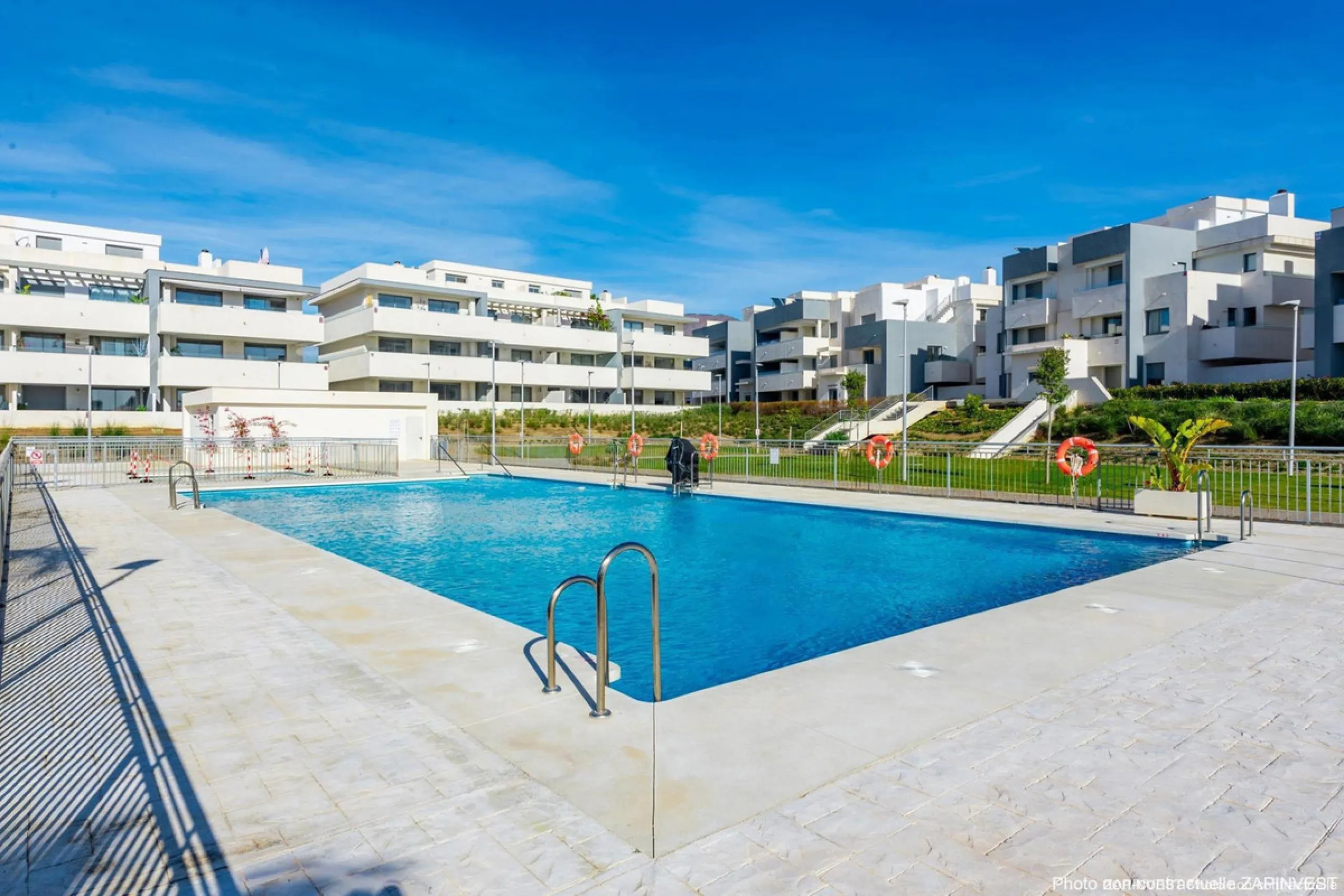 This beautiful three-bedroom, two-bathroom apartment benefits from a southwest orientation, ensuring lovely afternoon light and pleasant sunsets. From the terrace, you can enjoy open views of the surrounding nature, with a partial sea view to the left. Th
