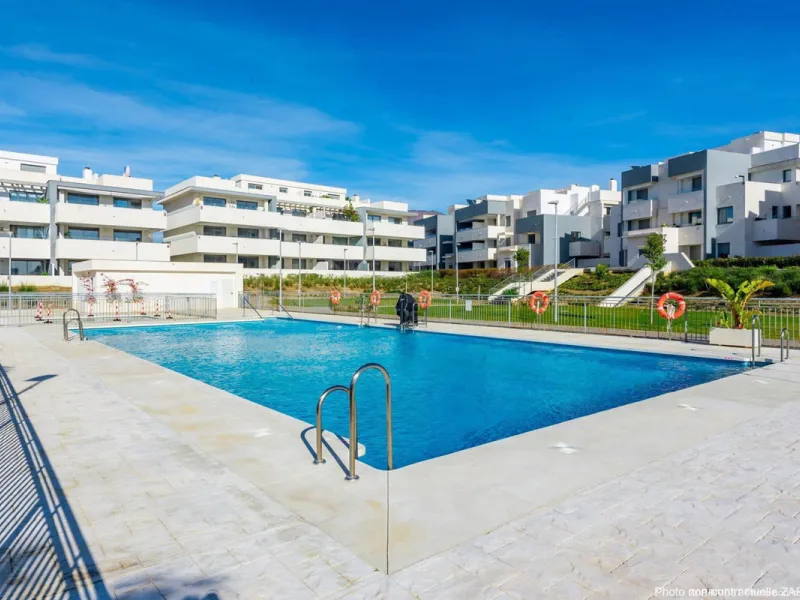 This beautiful three-bedroom, two-bathroom apartment benefits from a southwest orientation, ensuring lovely afternoon light and pleasant sunsets. From the terrace, you can enjoy open views of the surrounding nature, with a partial sea view to the left. Th