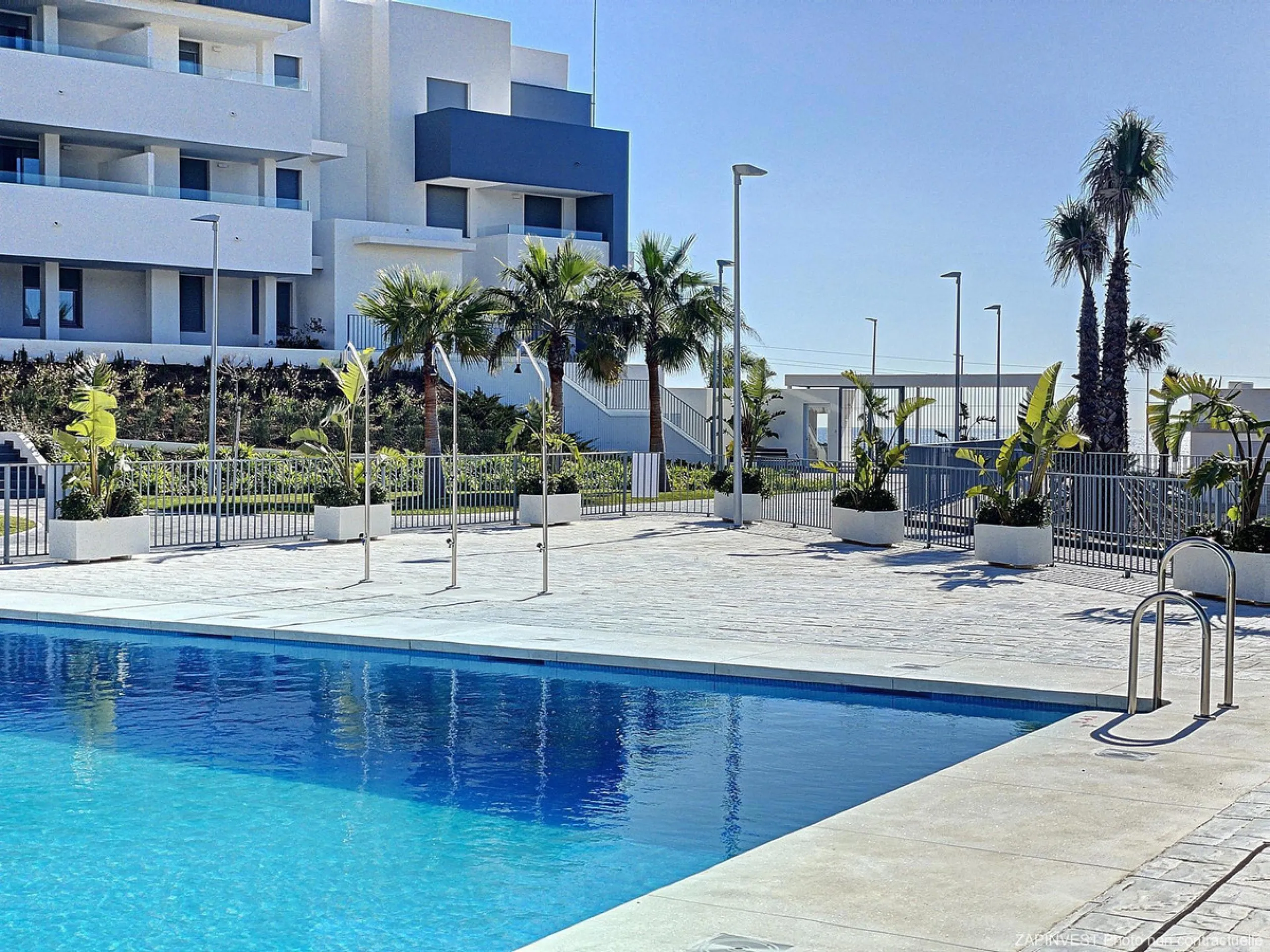 This beautiful three-bedroom, two-bathroom apartment benefits from a southwest orientation, ensuring lovely afternoon light and pleasant sunsets. From the terrace, you can enjoy open views of the surrounding nature, with a partial sea view to the left. Th