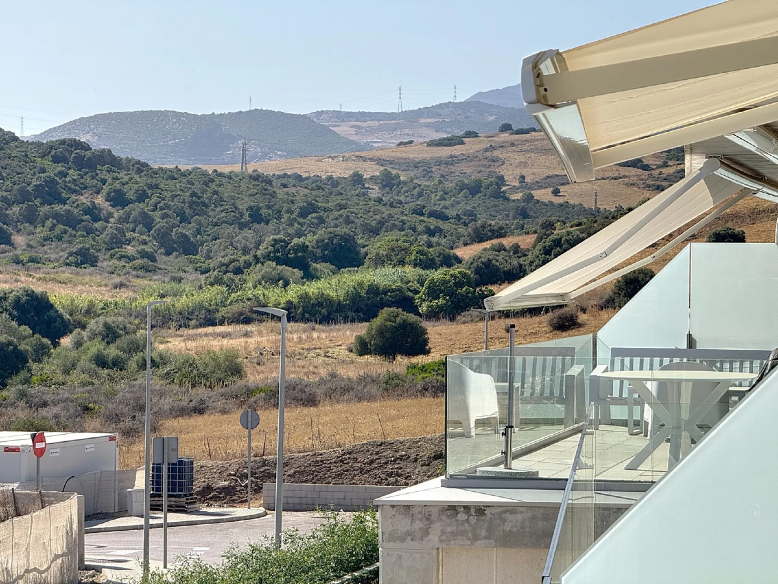 This beautiful three-bedroom, two-bathroom apartment benefits from a southwest orientation, ensuring lovely afternoon light and pleasant sunsets. From the terrace, you can enjoy open views of the surrounding nature, with a partial sea view to the left. Th