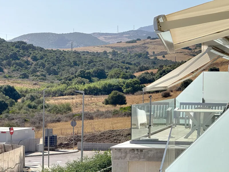 This beautiful three-bedroom, two-bathroom apartment benefits from a southwest orientation, ensuring lovely afternoon light and pleasant sunsets. From the terrace, you can enjoy open views of the surrounding nature, with a partial sea view to the left. Th