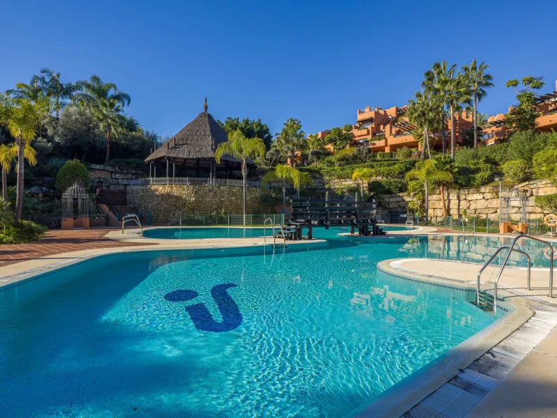 Spektakuläre Wohnung mit vier Schlafzimmern und vier Badezimmern in Nueva Andalucía