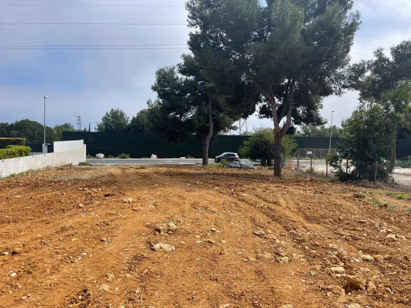Exceptional 1,165 m² plot located in Cortijo Nagüeles, one of the most prestigious and sought-after residential areas of the Marbella Golden Mile. A rare opportunity to acquire a prime plot with a fully approved building license, allowing construction to 
