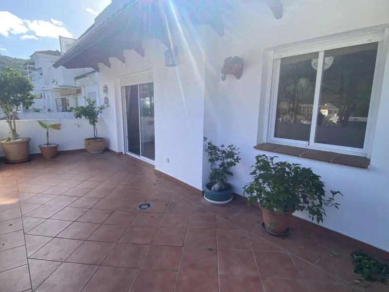 ** Spacious apartment with terrace, pool and parking – 3 bedrooms, storage room and excellent layout **
