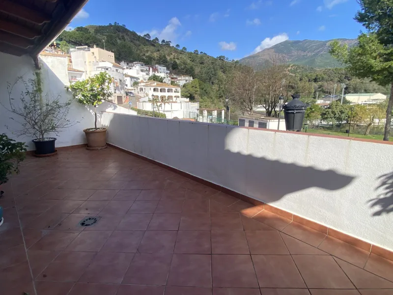 ** Spacious apartment with terrace, pool and parking – 3 bedrooms, storage room and excellent layout **