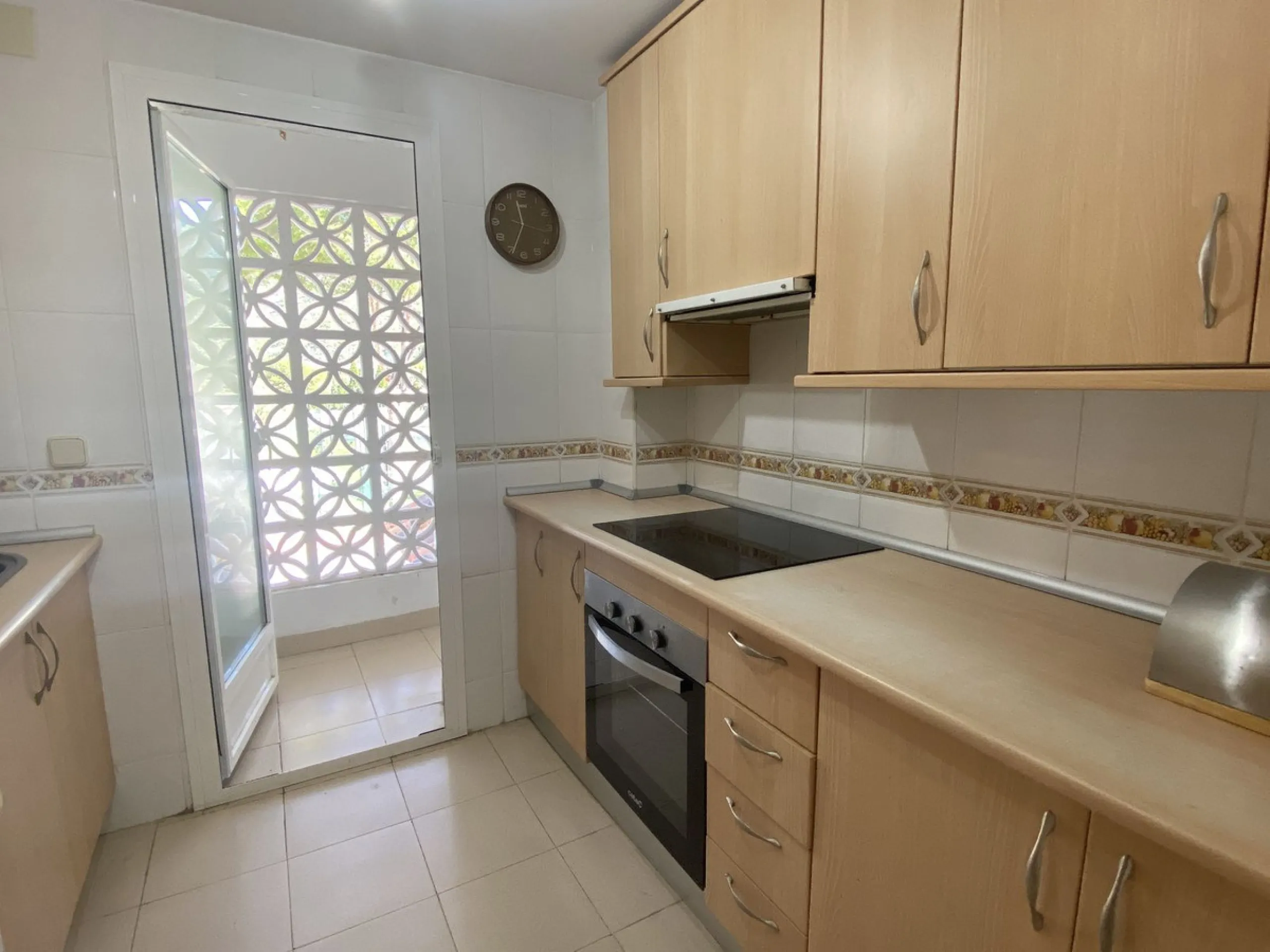 ** Spacious apartment with terrace, pool and parking – 3 bedrooms, storage room and excellent layout **