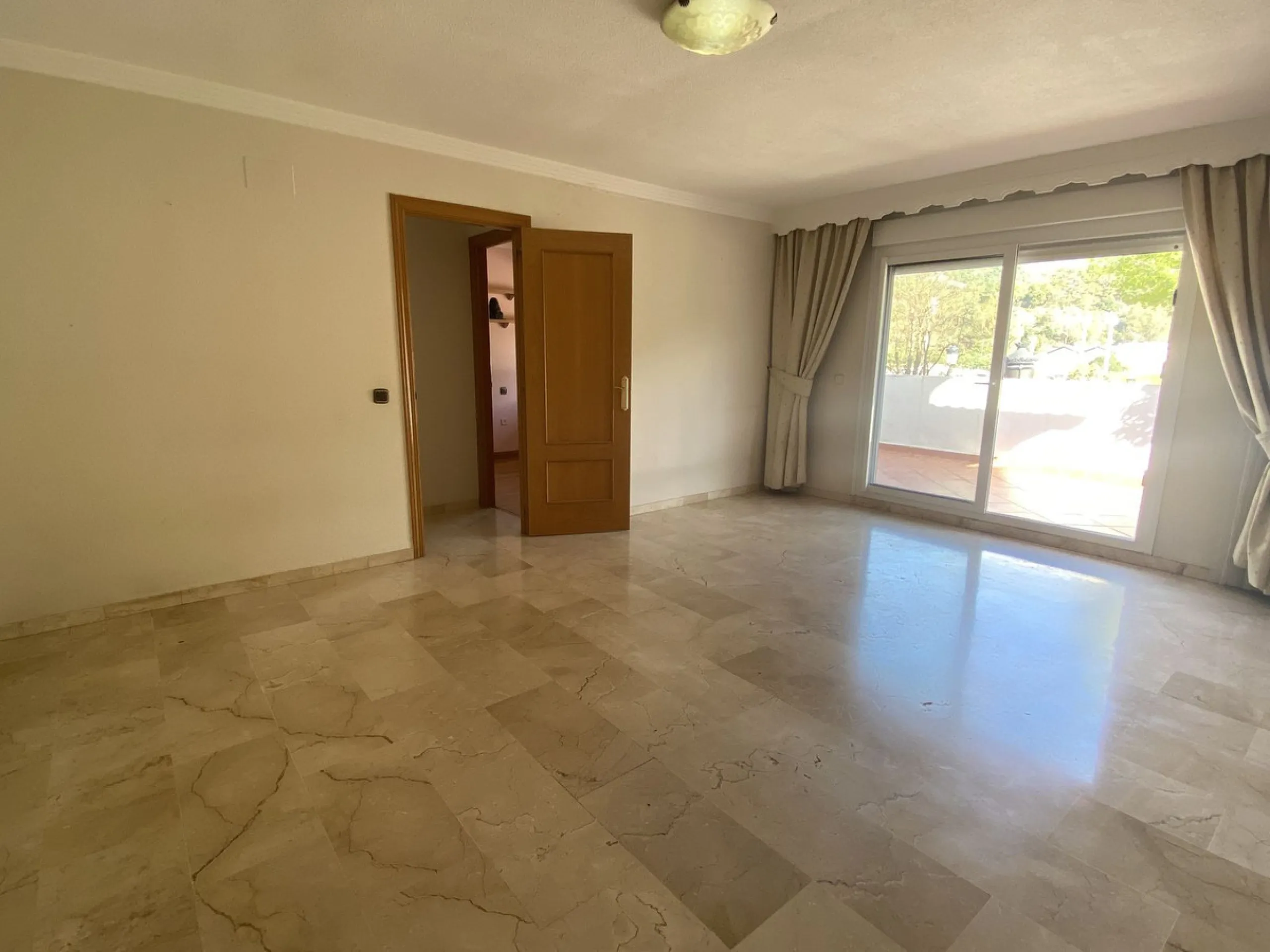 ** Spacious apartment with terrace, pool and parking – 3 bedrooms, storage room and excellent layout **