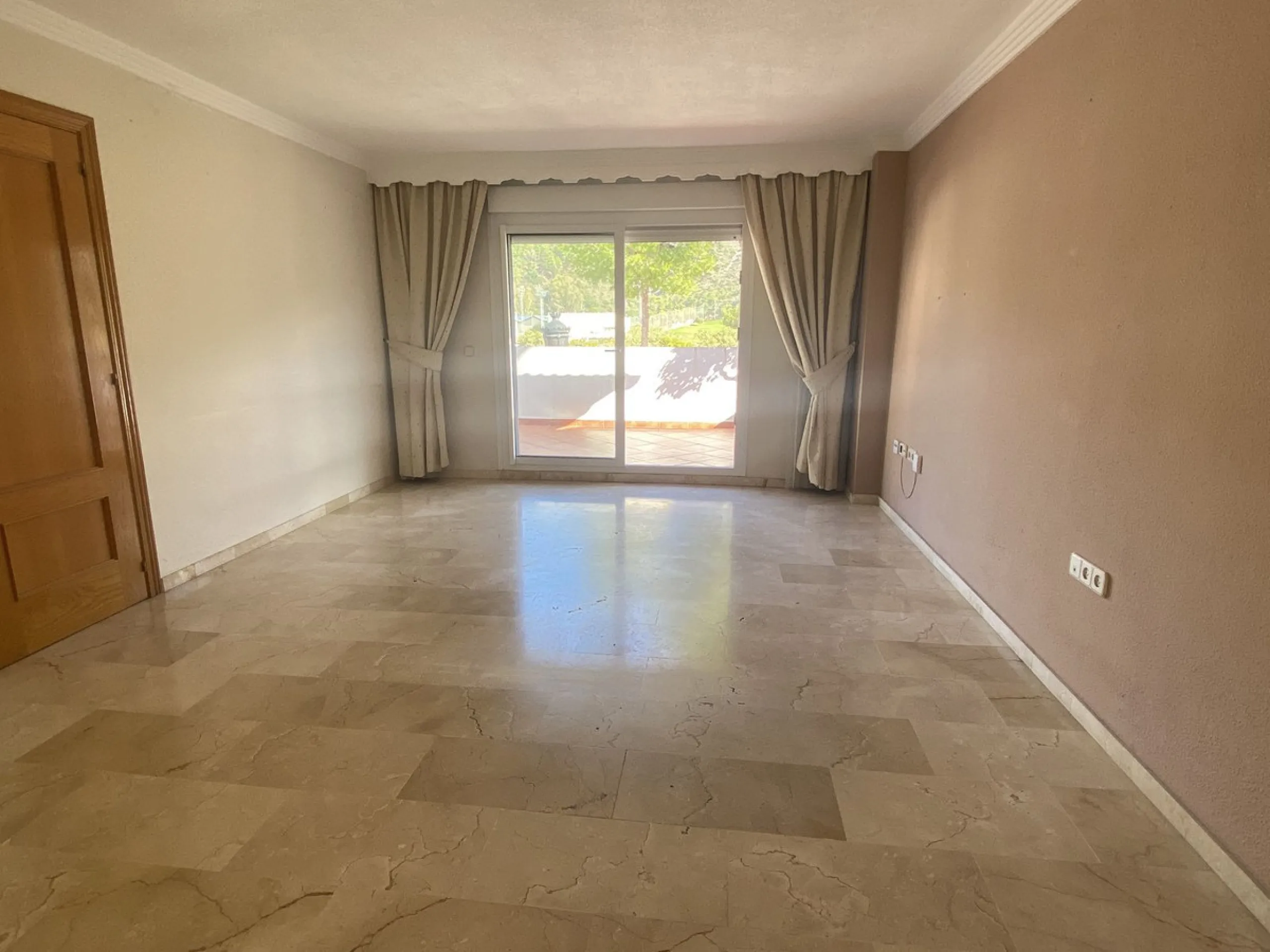 ** Spacious apartment with terrace, pool and parking – 3 bedrooms, storage room and excellent layout **