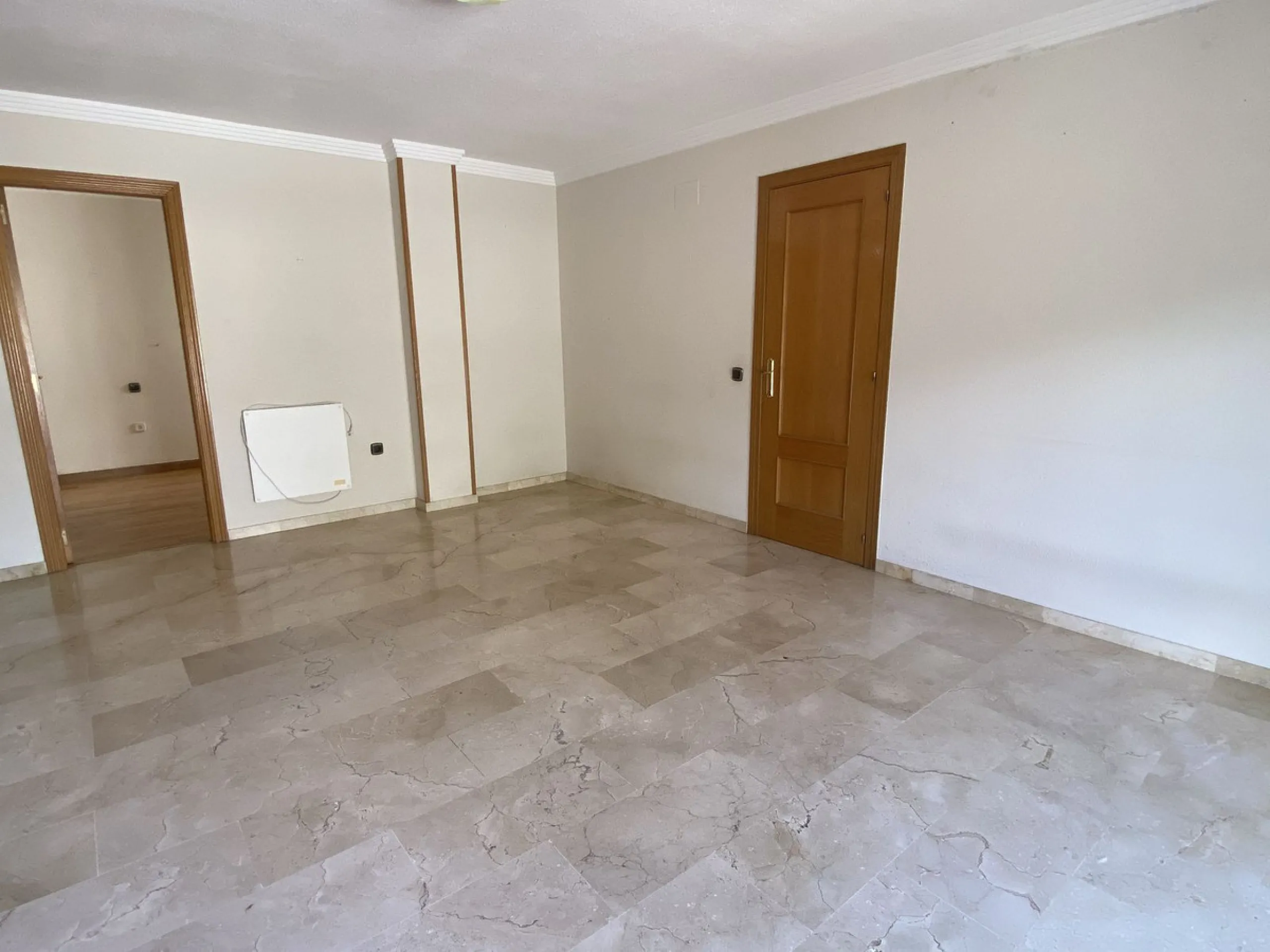 ** Spacious apartment with terrace, pool and parking – 3 bedrooms, storage room and excellent layout **