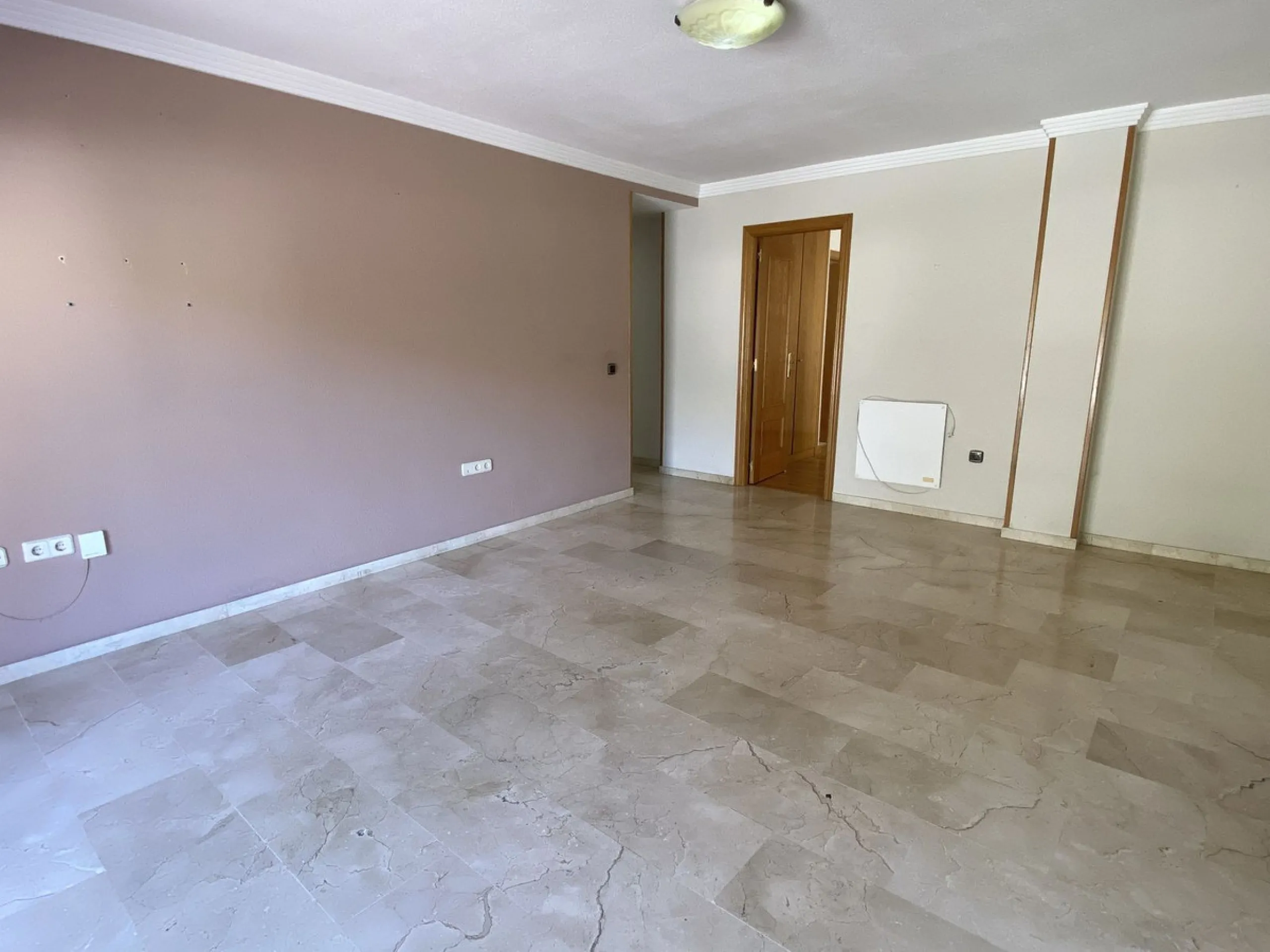 ** Spacious apartment with terrace, pool and parking – 3 bedrooms, storage room and excellent layout **