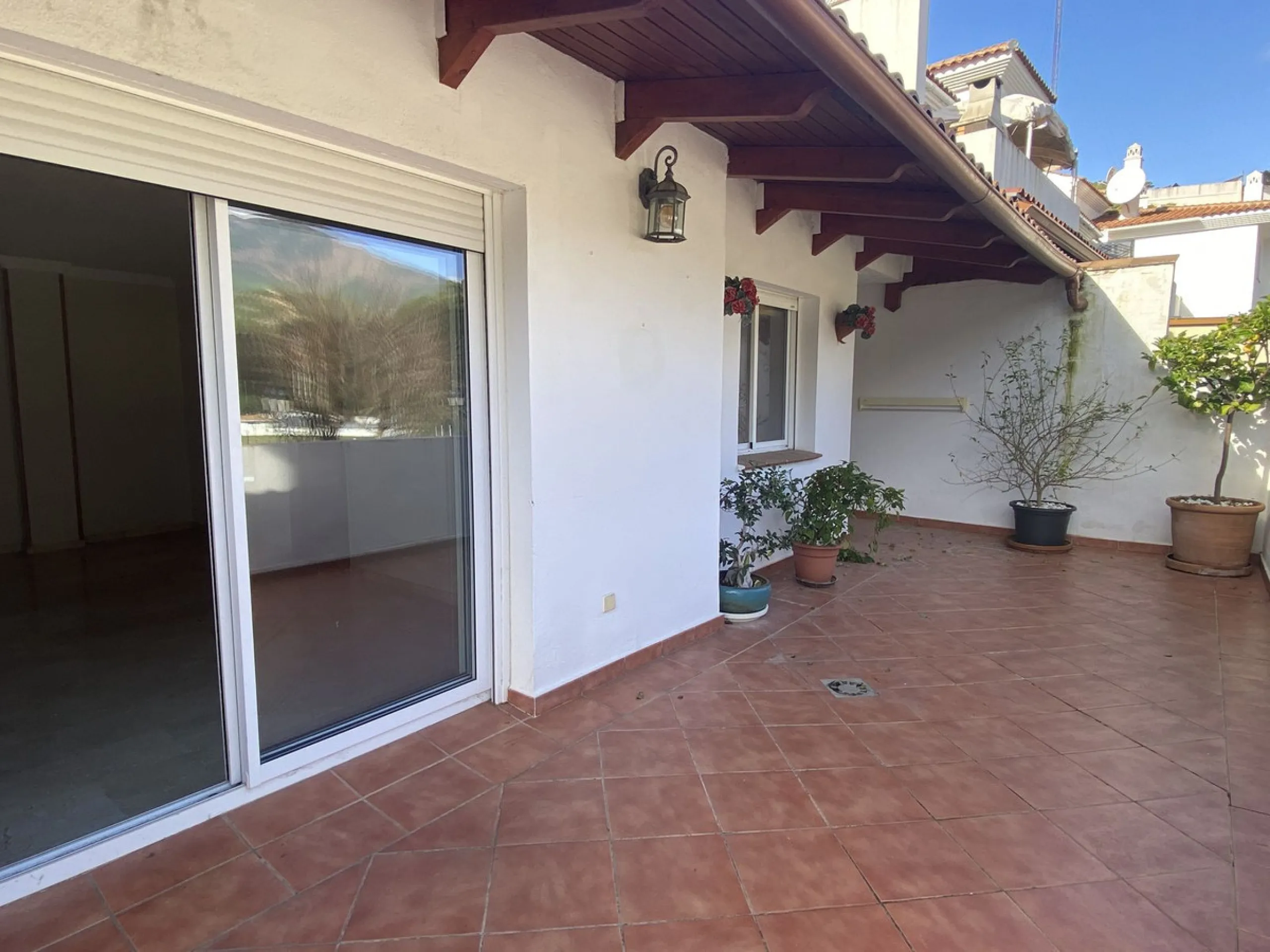 ** Spacious apartment with terrace, pool and parking – 3 bedrooms, storage room and excellent layout **