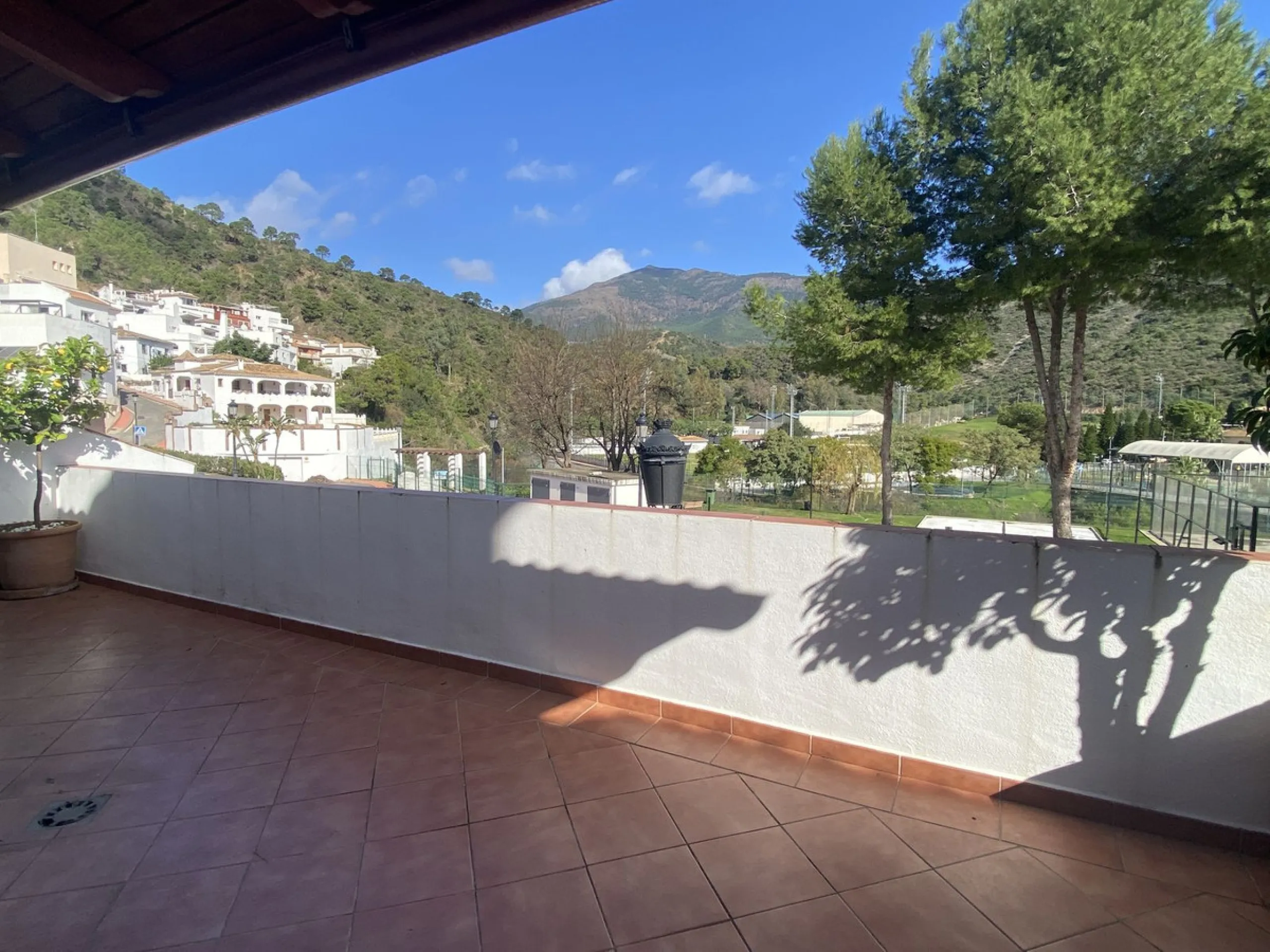 ** Spacious apartment with terrace, pool and parking – 3 bedrooms, storage room and excellent layout **