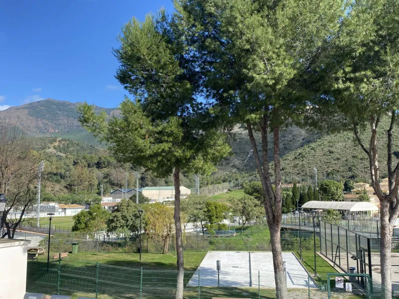 ** Spacious apartment with terrace, pool and parking – 3 bedrooms, storage room and excellent layout **