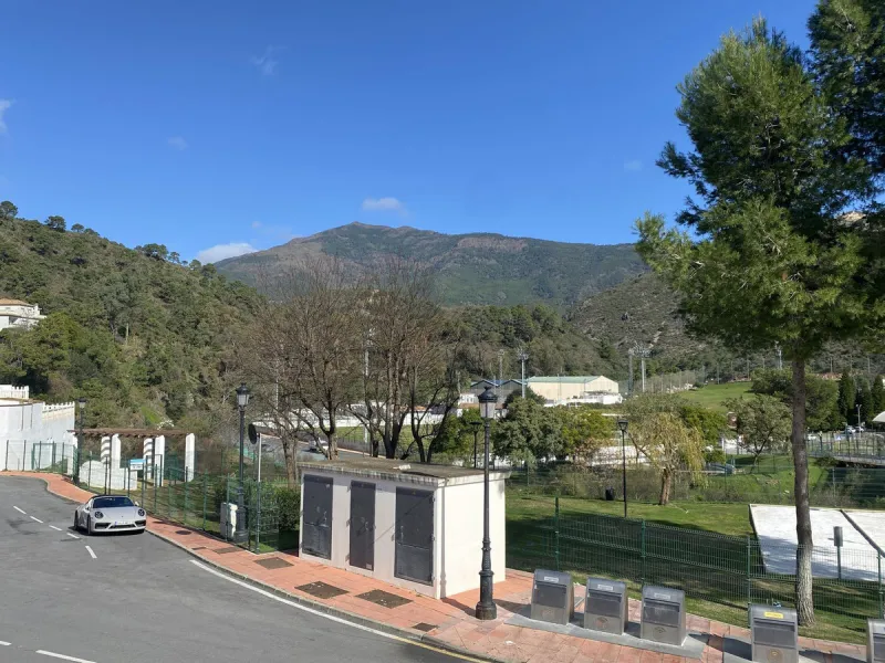 ** Spacious apartment with terrace, pool and parking – 3 bedrooms, storage room and excellent layout **