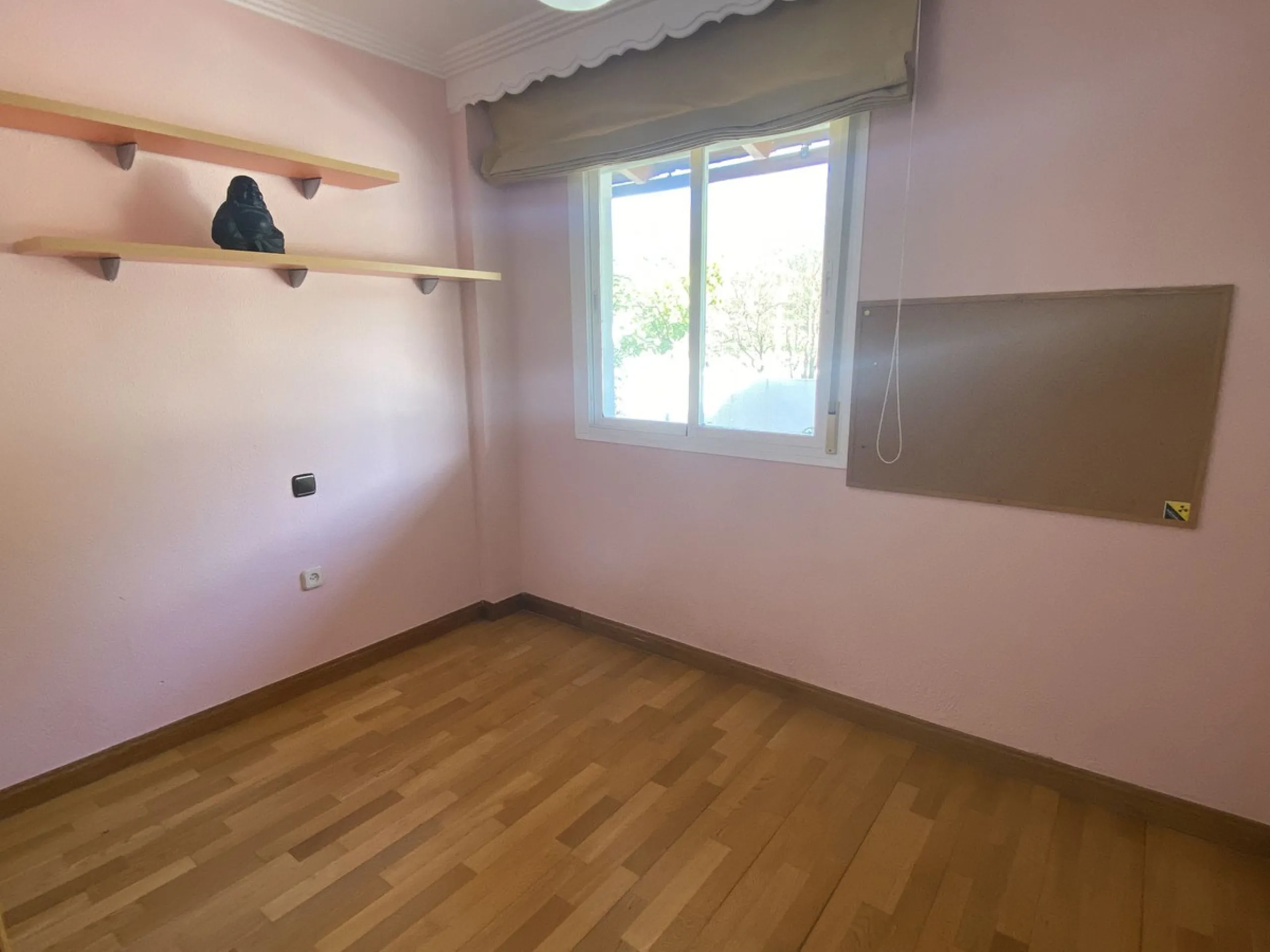 ** Spacious apartment with terrace, pool and parking – 3 bedrooms, storage room and excellent layout **