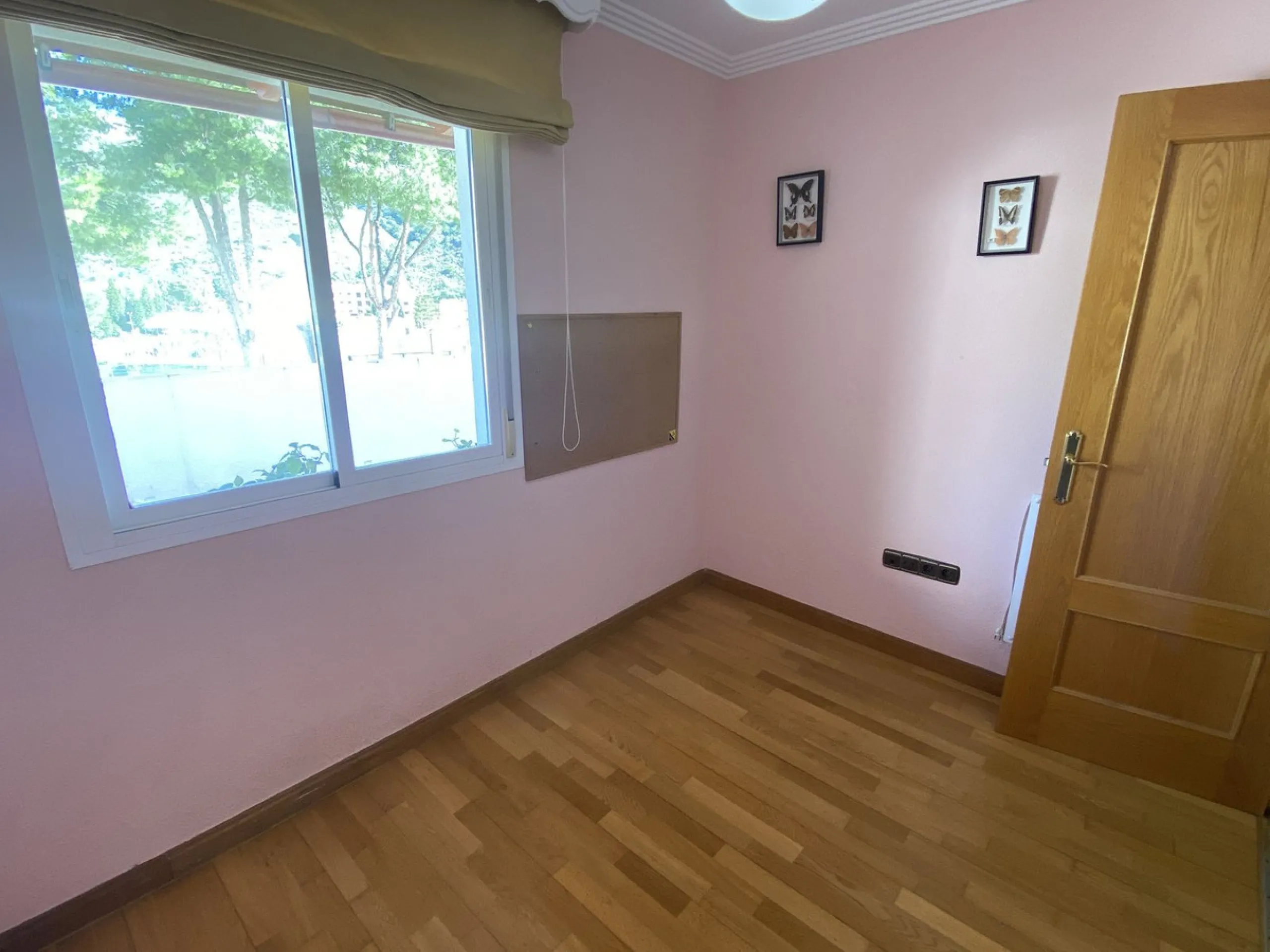 ** Spacious apartment with terrace, pool and parking – 3 bedrooms, storage room and excellent layout **