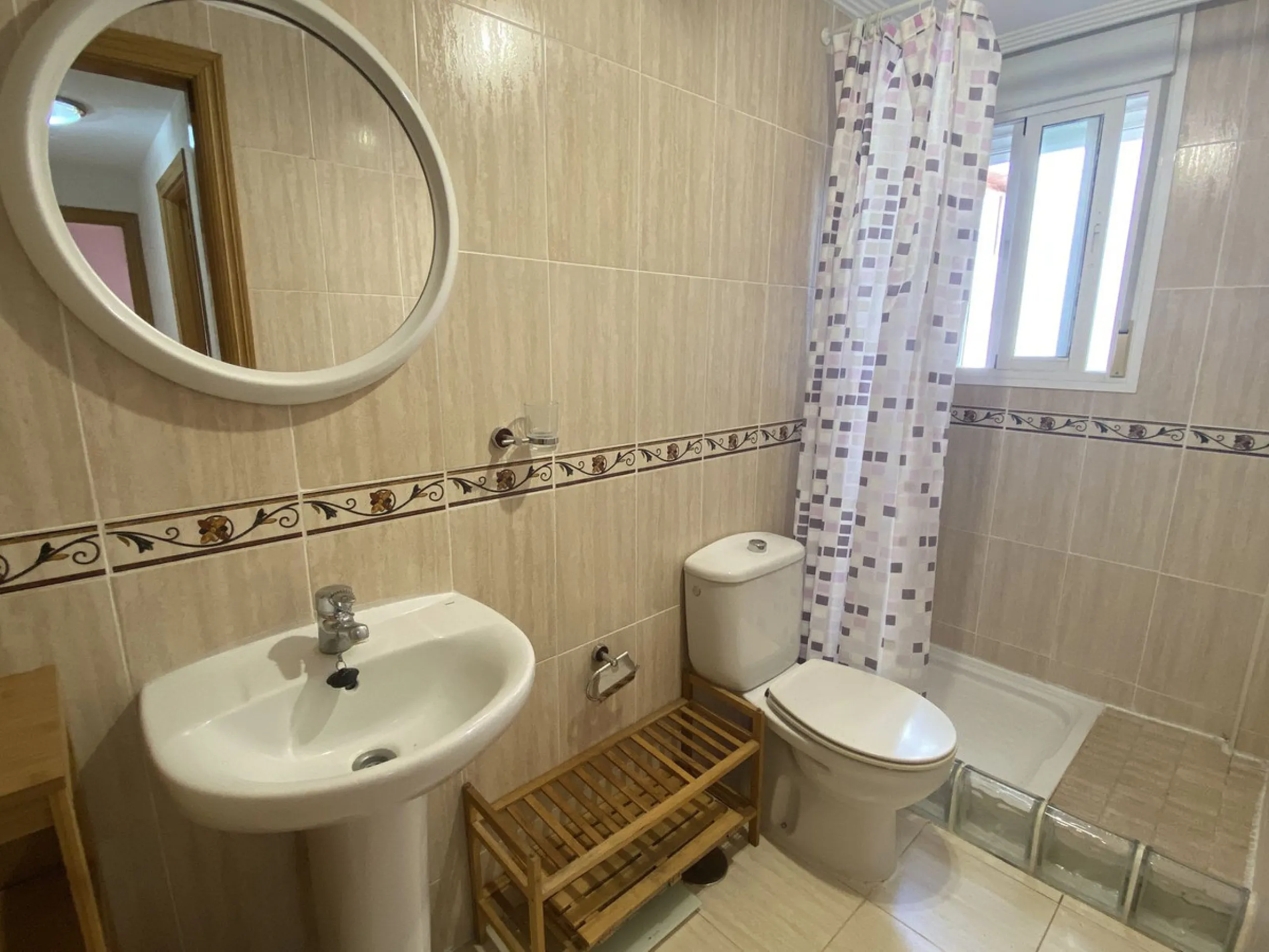 ** Spacious apartment with terrace, pool and parking – 3 bedrooms, storage room and excellent layout **