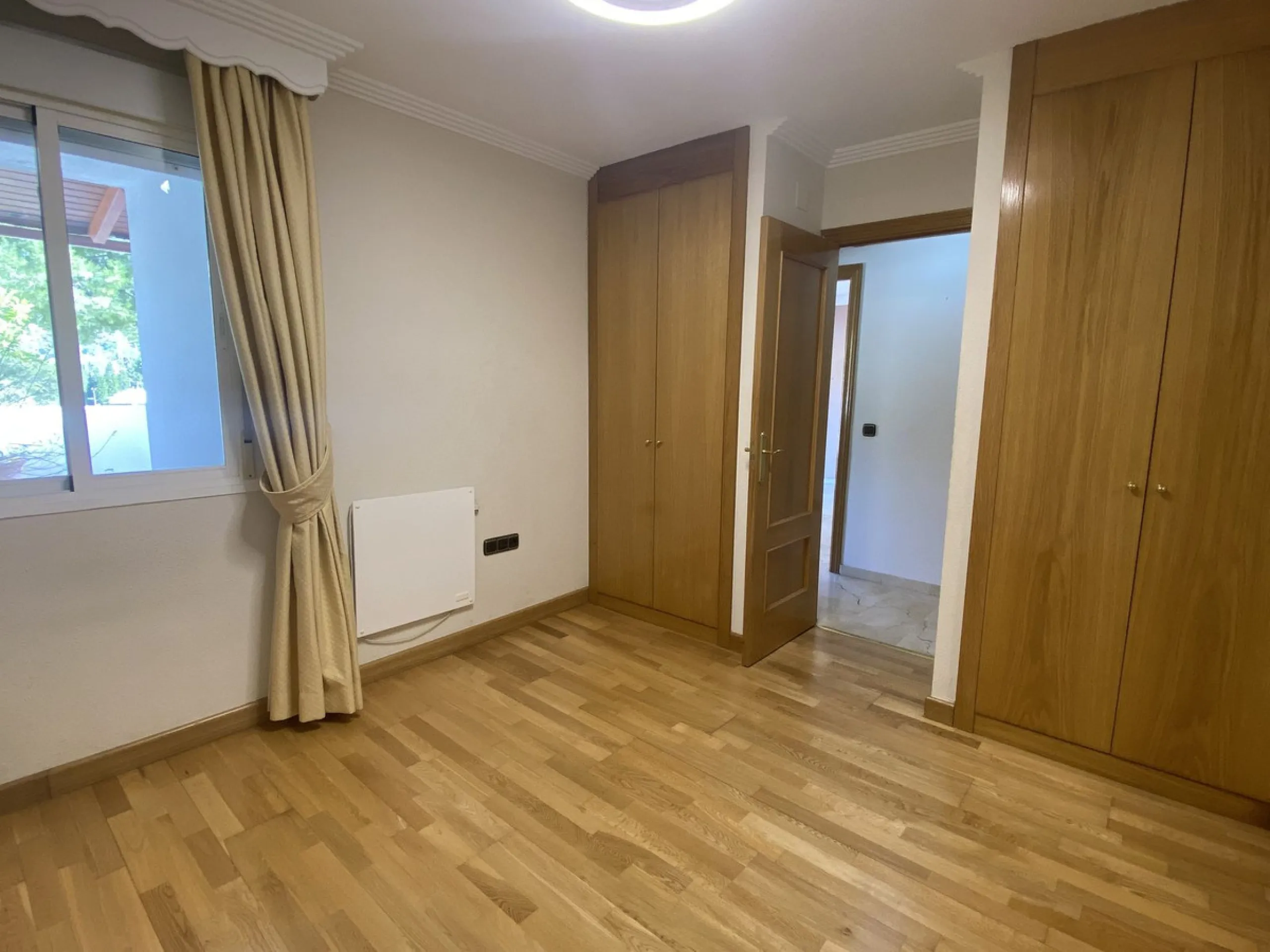 ** Spacious apartment with terrace, pool and parking – 3 bedrooms, storage room and excellent layout **