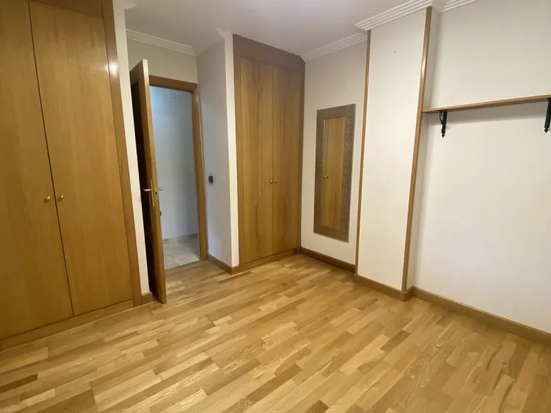 ** Spacious apartment with terrace, pool and parking – 3 bedrooms, storage room and excellent layout **
