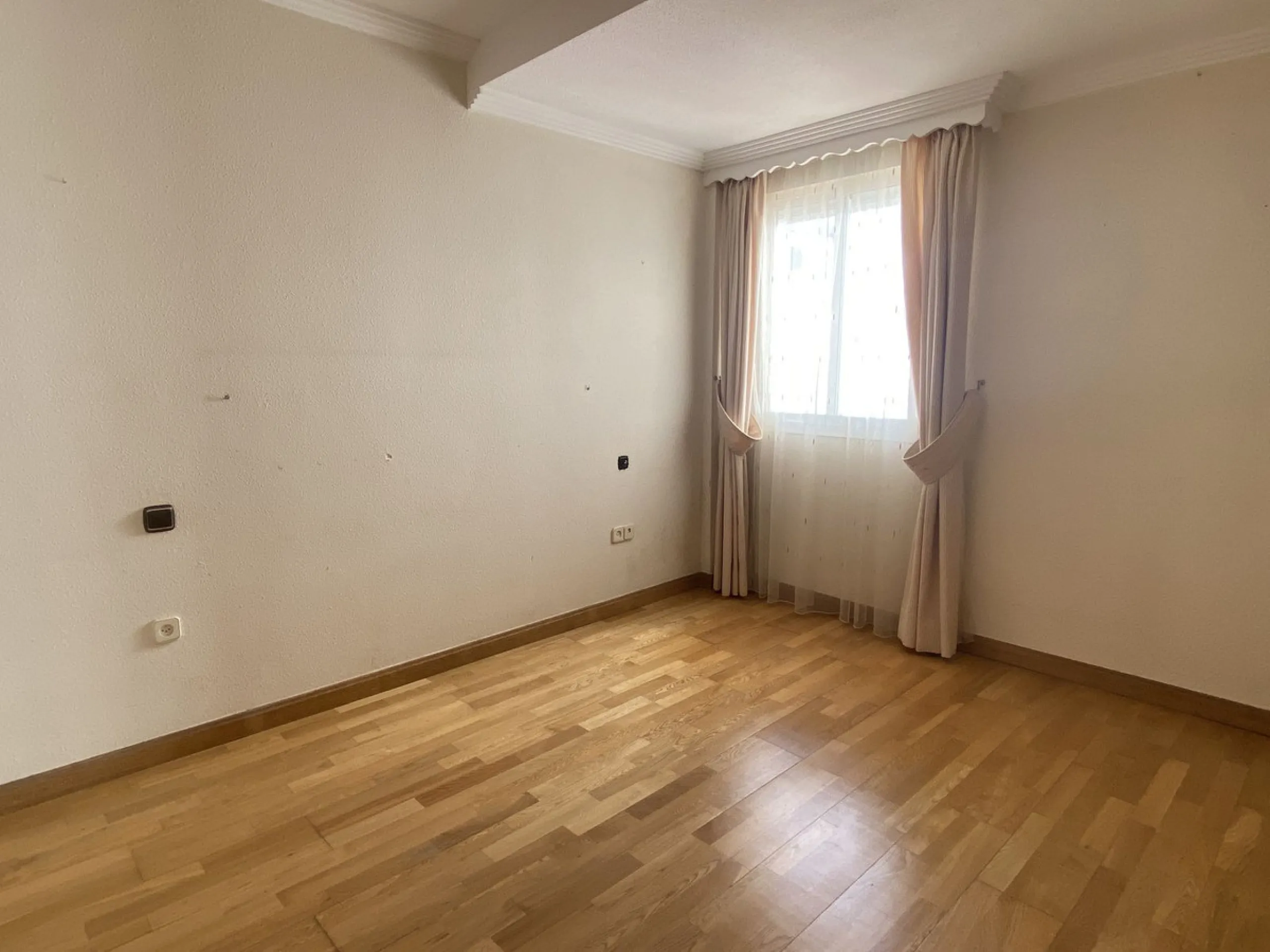 ** Spacious apartment with terrace, pool and parking – 3 bedrooms, storage room and excellent layout **