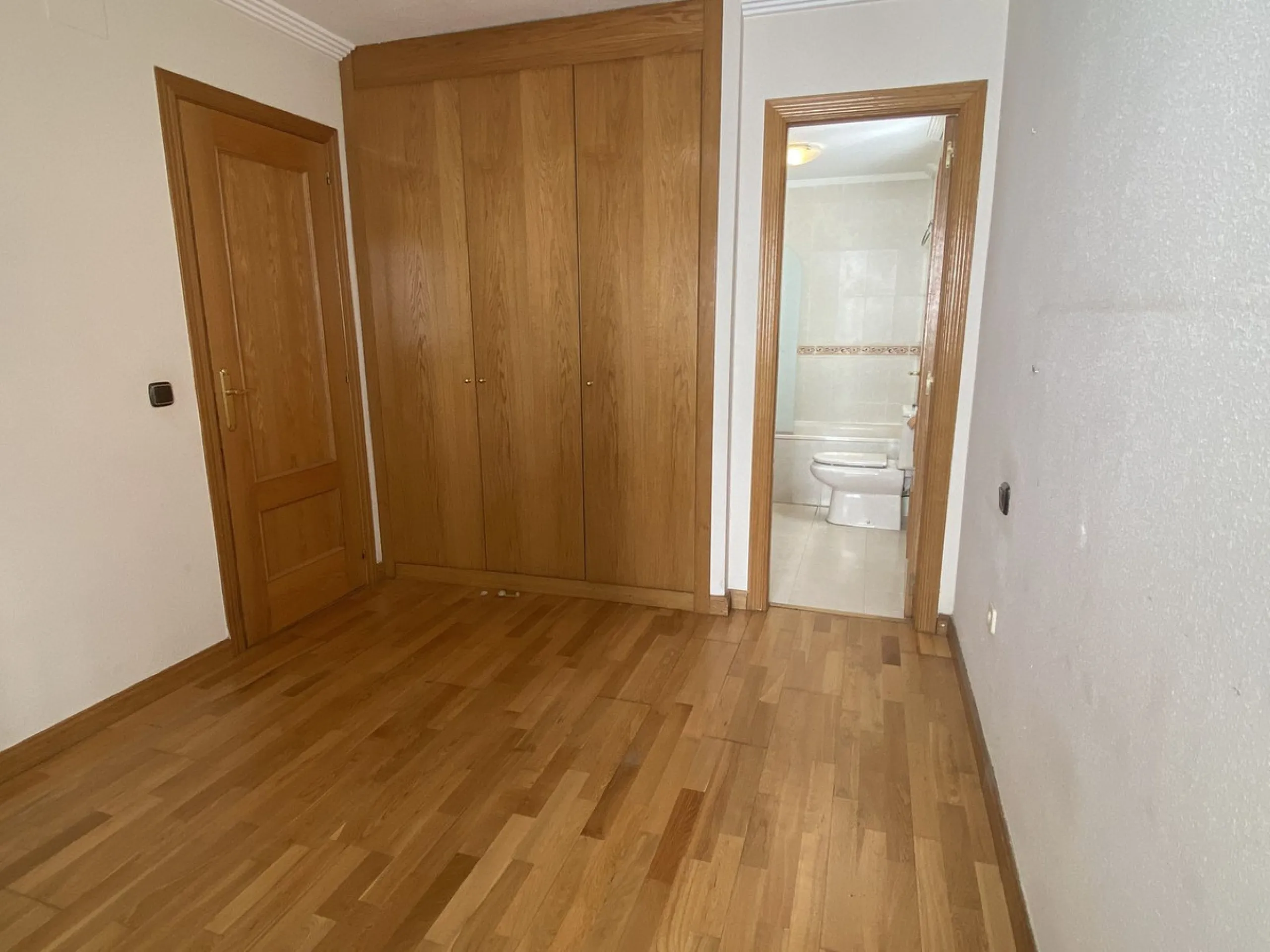 ** Spacious apartment with terrace, pool and parking – 3 bedrooms, storage room and excellent layout **