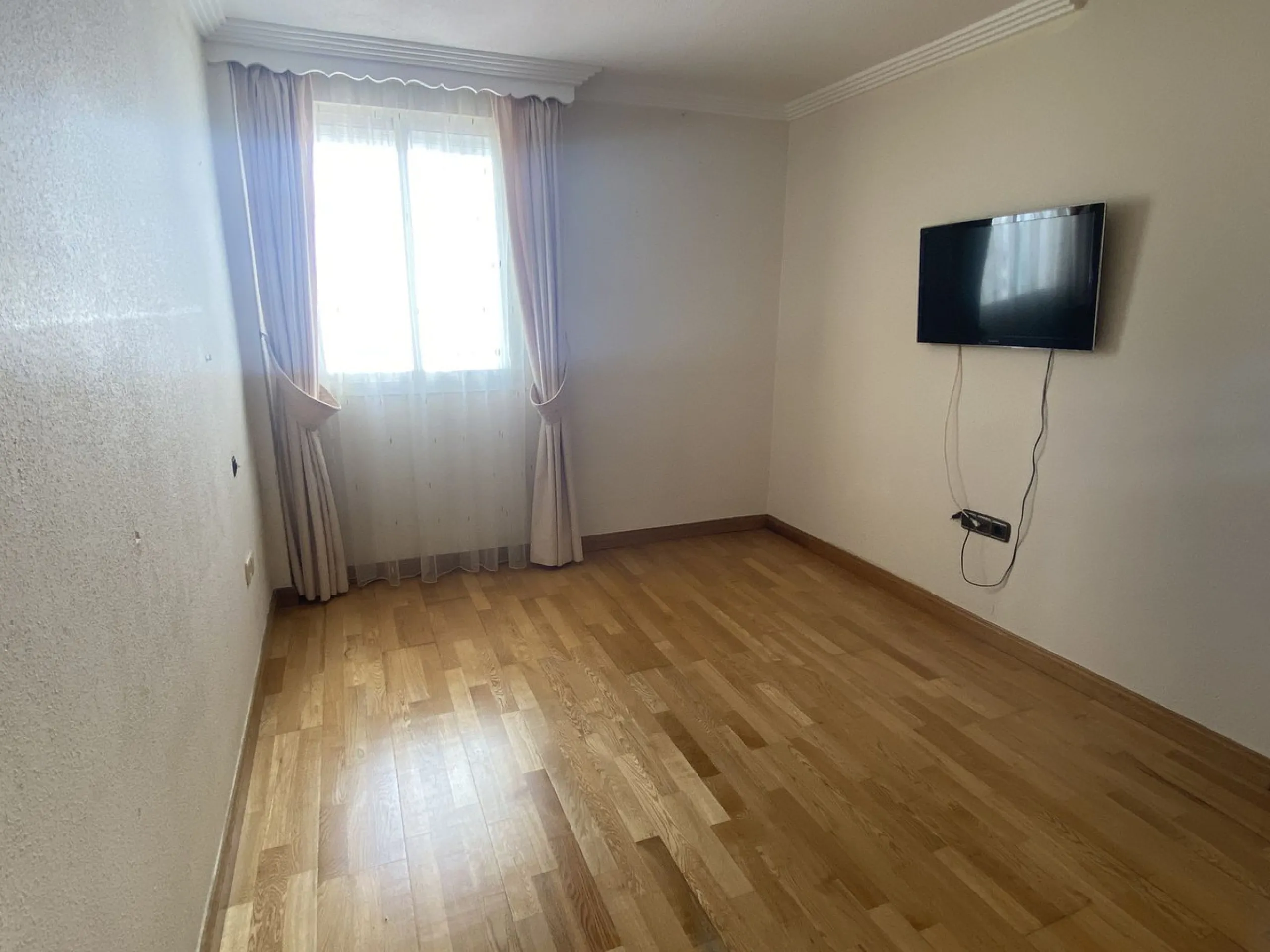 ** Spacious apartment with terrace, pool and parking – 3 bedrooms, storage room and excellent layout **