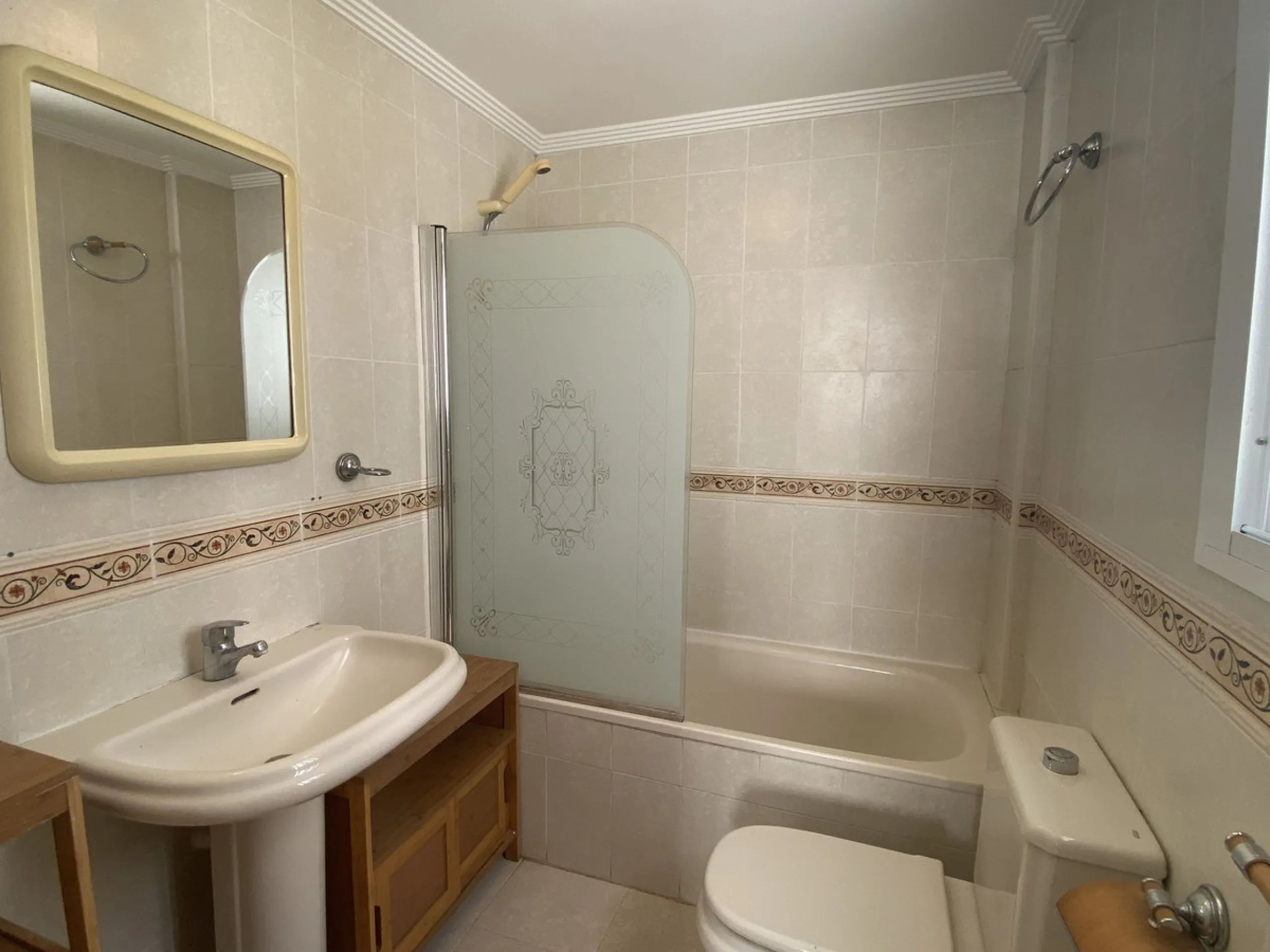 ** Spacious apartment with terrace, pool and parking – 3 bedrooms, storage room and excellent layout **