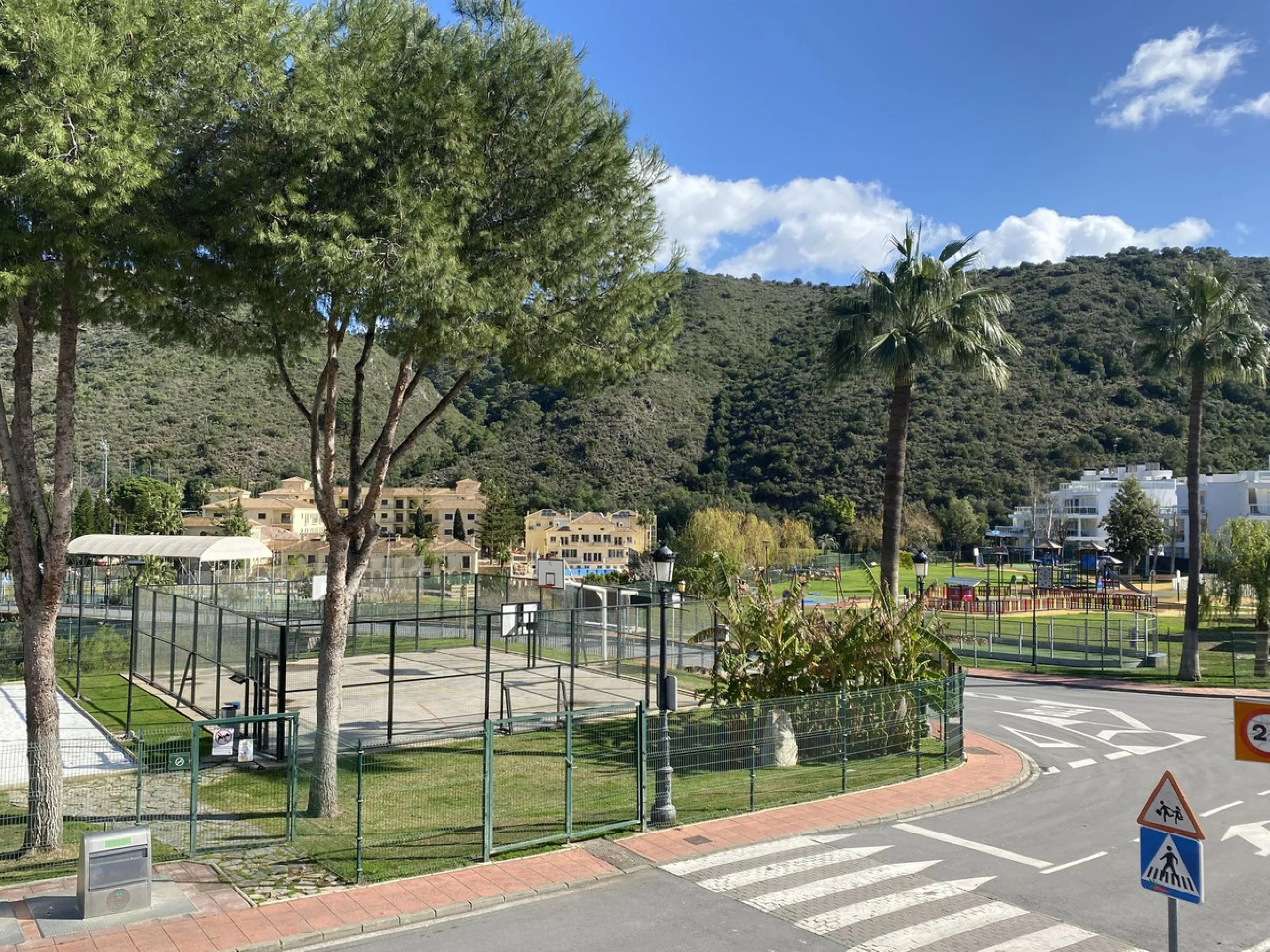 ** Spacious apartment with terrace, pool and parking – 3 bedrooms, storage room and excellent layout **