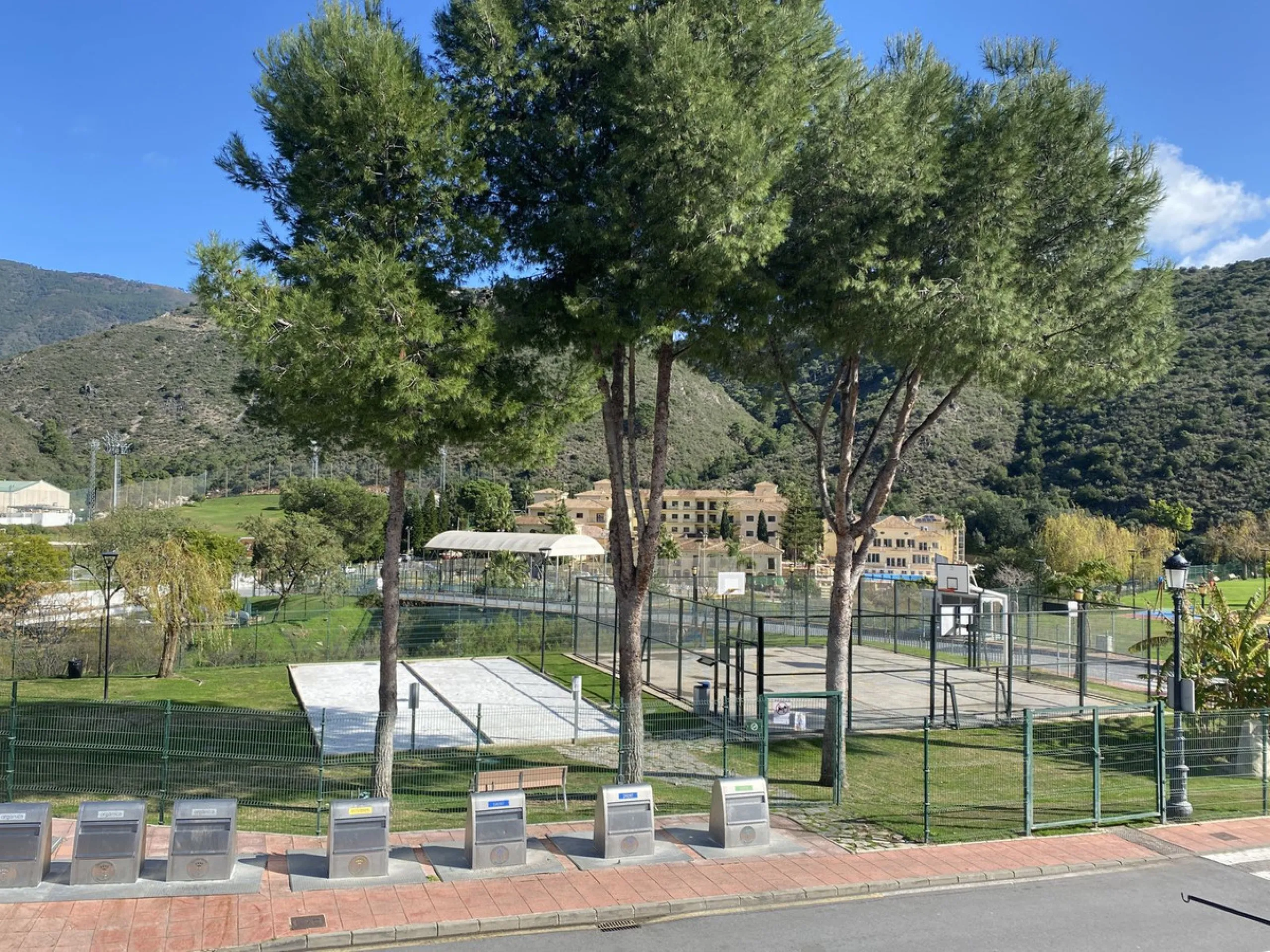 ** Spacious apartment with terrace, pool and parking – 3 bedrooms, storage room and excellent layout **