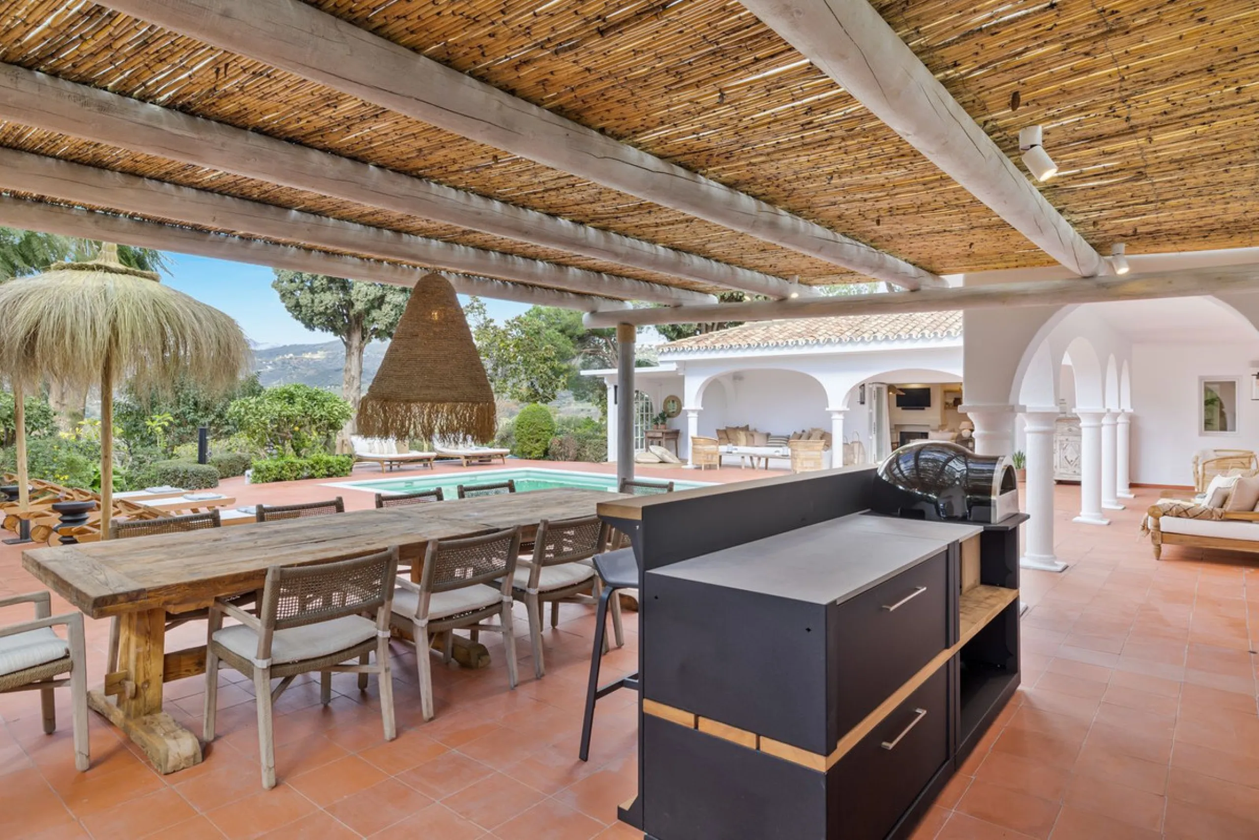 This beautiful villa has undergone an extensive refurbishment, offering a very comfortable and luxurious home. Thanks to its west facing orientation this property offers the most beautiful panoramic views of the coastline and surrounding hills. The curren