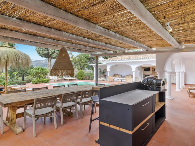This beautiful villa has undergone an extensive refurbishment, offering a very comfortable and luxurious home. Thanks to its west facing orientation this property offers the most beautiful panoramic views of the coastline and surrounding hills. The curren