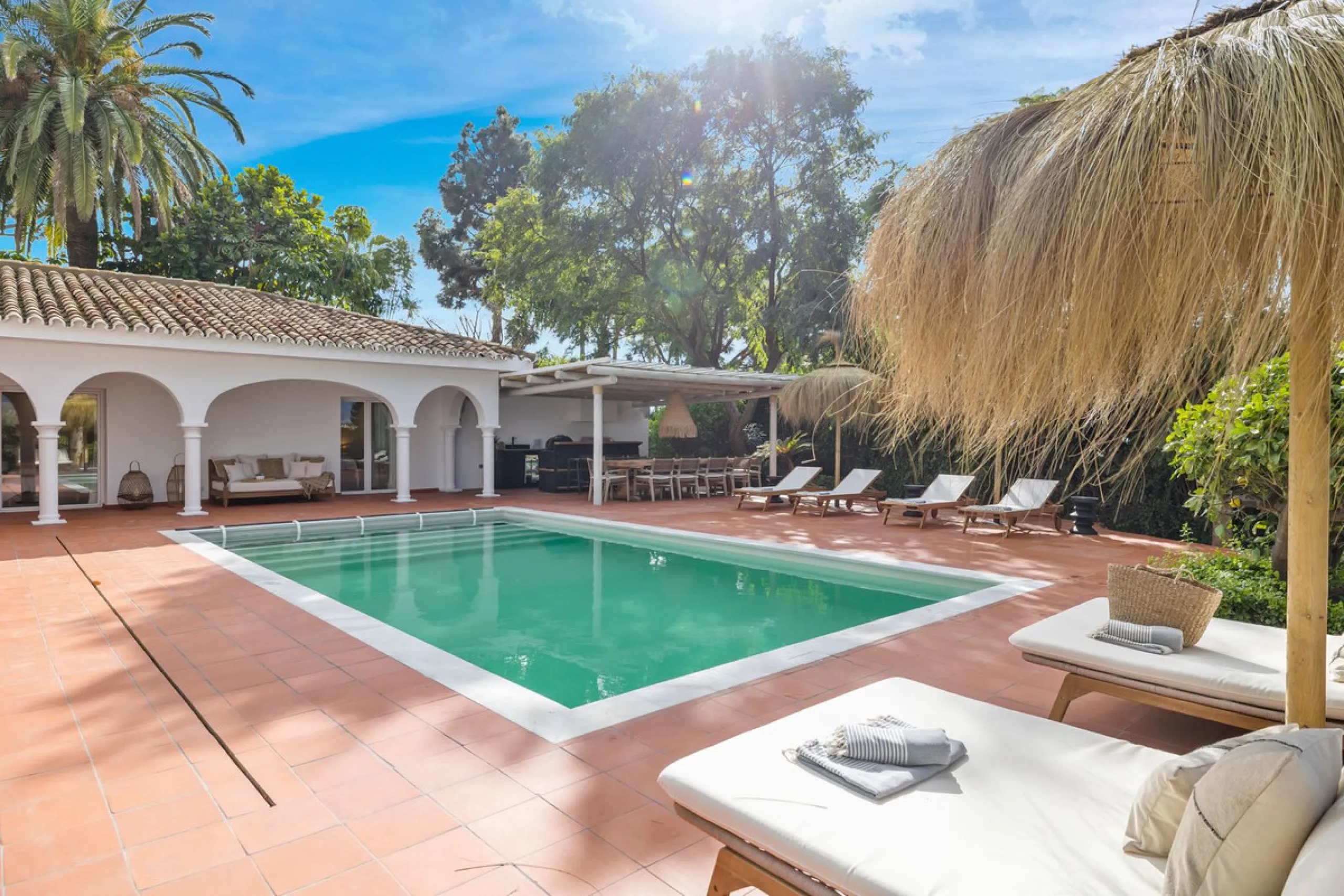 This beautiful villa has undergone an extensive refurbishment, offering a very comfortable and luxurious home. Thanks to its west facing orientation this property offers the most beautiful panoramic views of the coastline and surrounding hills. The curren