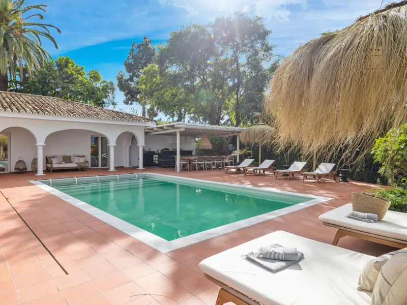 This beautiful villa has undergone an extensive refurbishment, offering a very comfortable and luxurious home. Thanks to its west facing orientation this property offers the most beautiful panoramic views of the coastline and surrounding hills. The curren