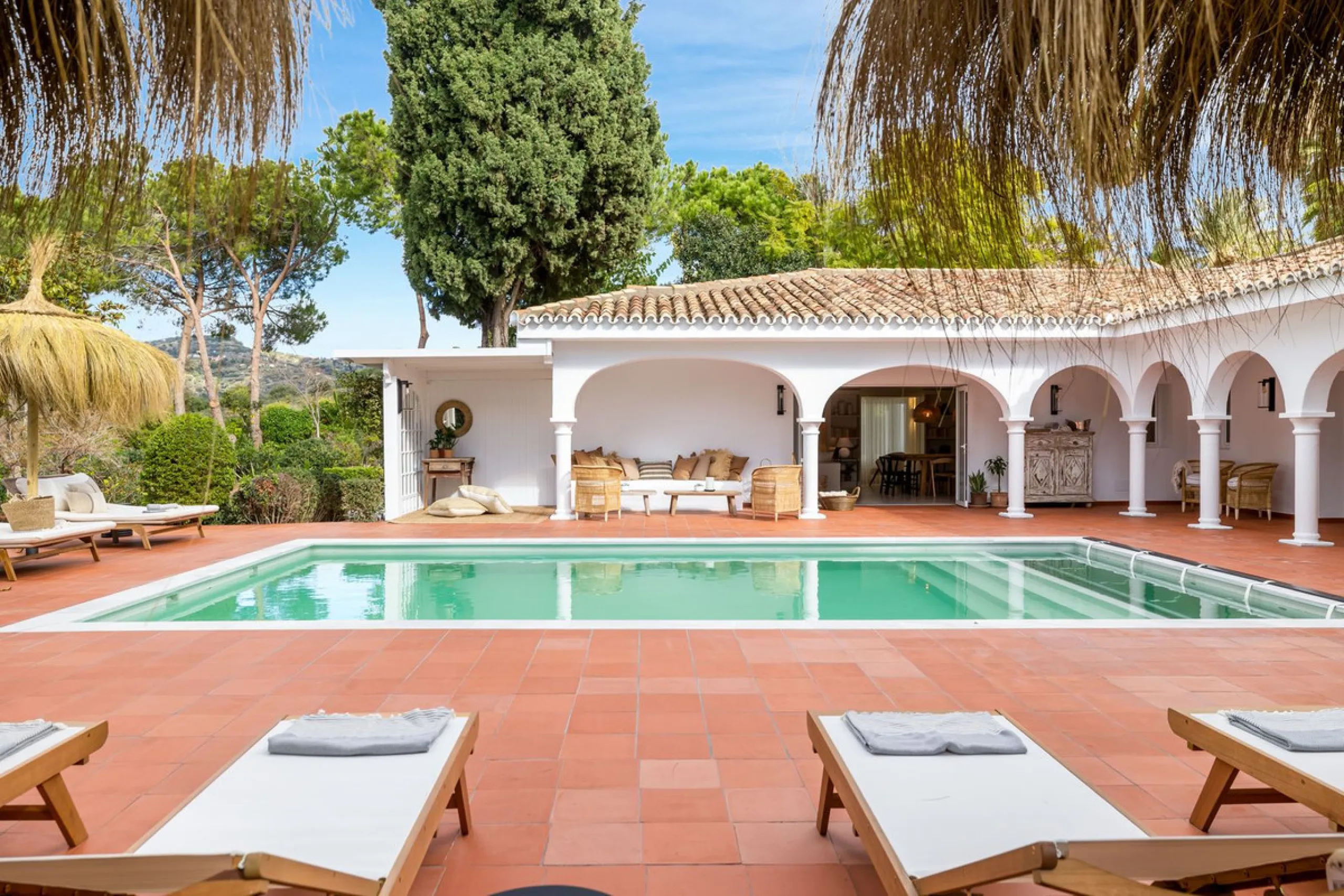 This beautiful villa has undergone an extensive refurbishment, offering a very comfortable and luxurious home. Thanks to its west facing orientation this property offers the most beautiful panoramic views of the coastline and surrounding hills. The curren