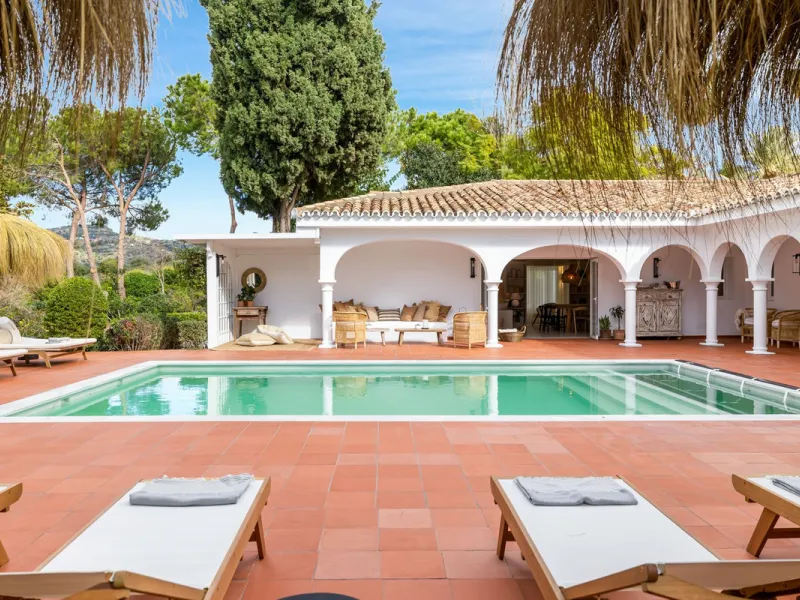 This beautiful villa has undergone an extensive refurbishment, offering a very comfortable and luxurious home. Thanks to its west facing orientation this property offers the most beautiful panoramic views of the coastline and surrounding hills. The curren