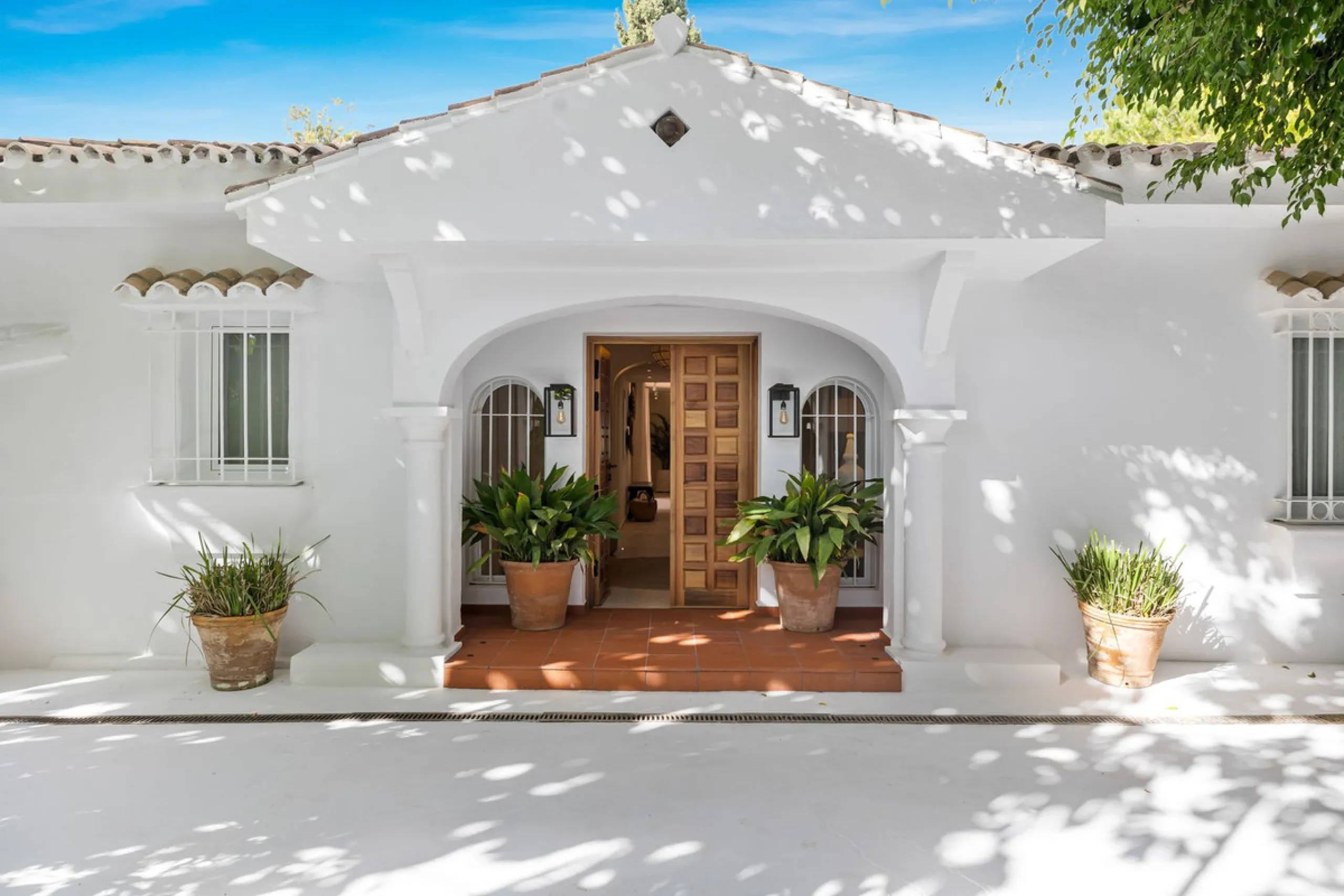 This beautiful villa has undergone an extensive refurbishment, offering a very comfortable and luxurious home. Thanks to its west facing orientation this property offers the most beautiful panoramic views of the coastline and surrounding hills. The curren
