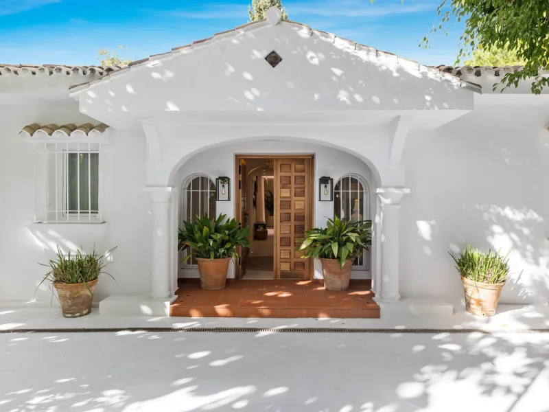 This beautiful villa has undergone an extensive refurbishment, offering a very comfortable and luxurious home. Thanks to its west facing orientation this property offers the most beautiful panoramic views of the coastline and surrounding hills. The curren