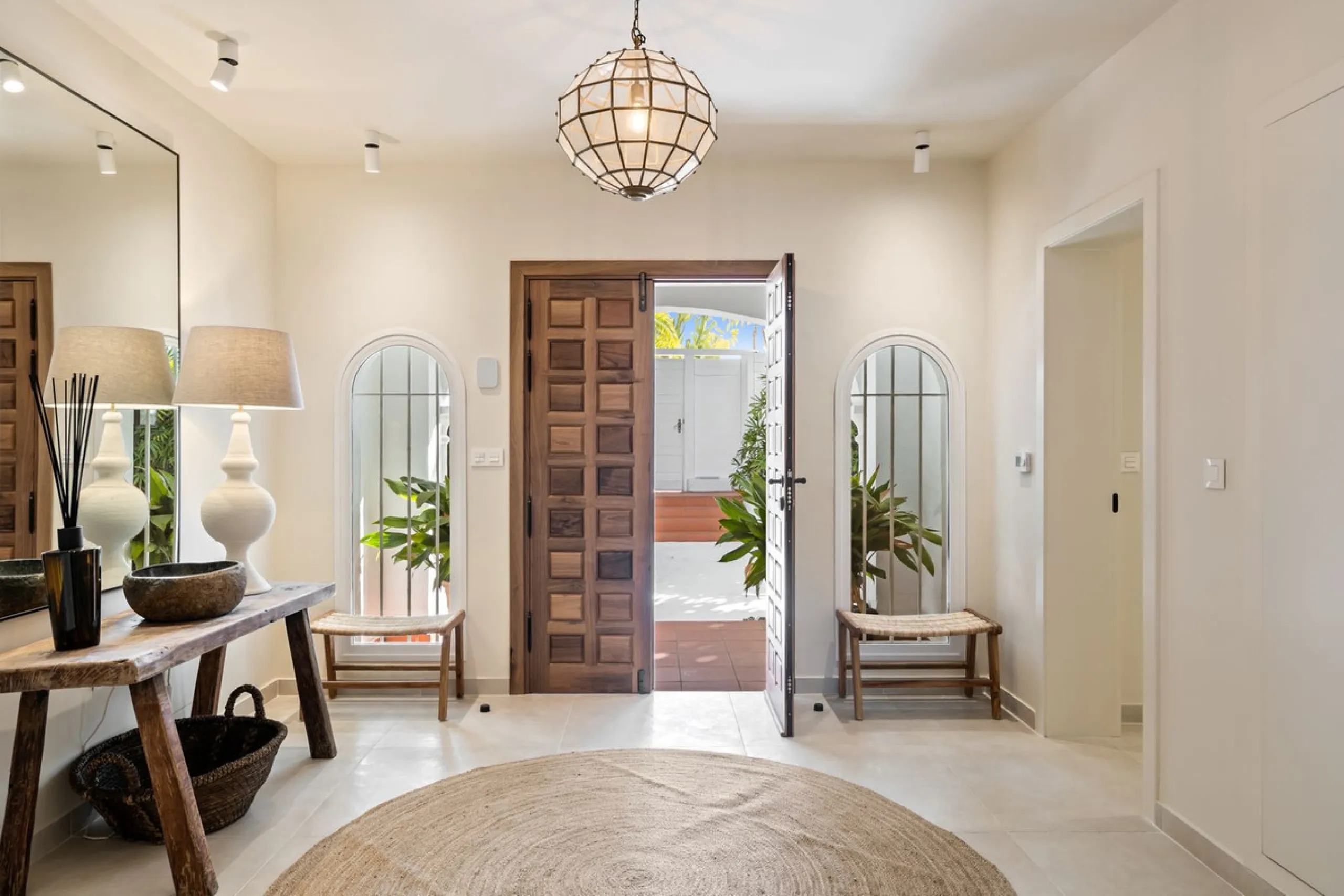 This beautiful villa has undergone an extensive refurbishment, offering a very comfortable and luxurious home. Thanks to its west facing orientation this property offers the most beautiful panoramic views of the coastline and surrounding hills. The curren
