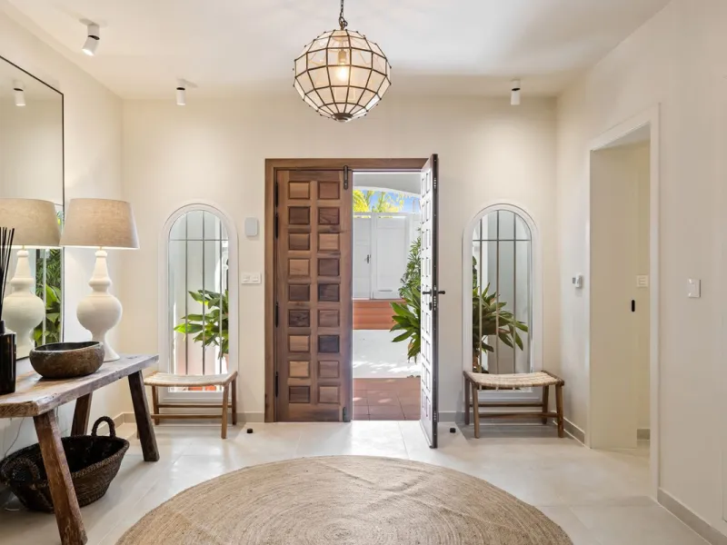 This beautiful villa has undergone an extensive refurbishment, offering a very comfortable and luxurious home. Thanks to its west facing orientation this property offers the most beautiful panoramic views of the coastline and surrounding hills. The curren
