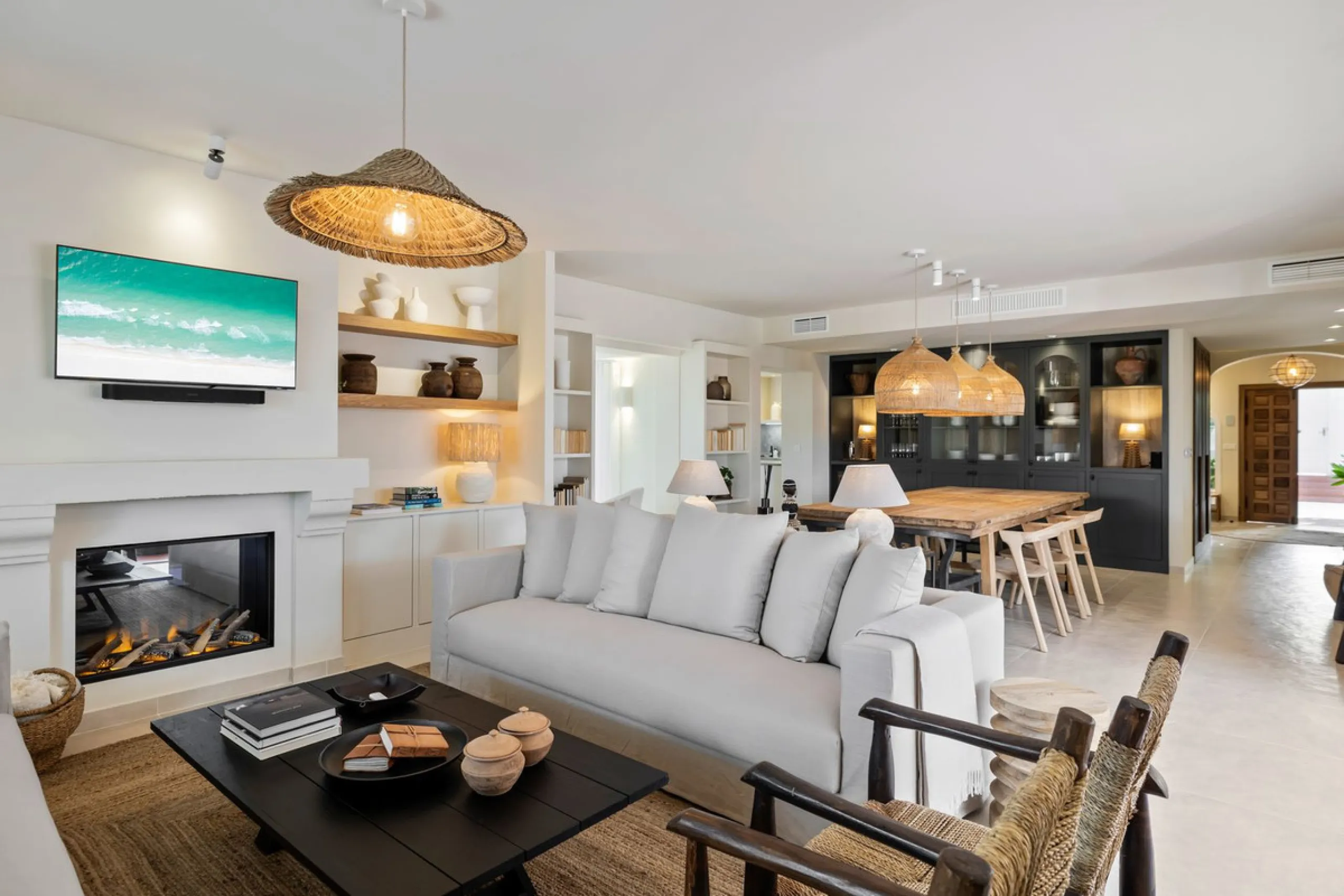 This beautiful villa has undergone an extensive refurbishment, offering a very comfortable and luxurious home. Thanks to its west facing orientation this property offers the most beautiful panoramic views of the coastline and surrounding hills. The curren