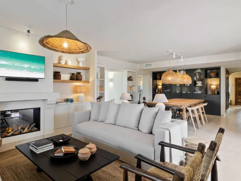 This beautiful villa has undergone an extensive refurbishment, offering a very comfortable and luxurious home. Thanks to its west facing orientation this property offers the most beautiful panoramic views of the coastline and surrounding hills. The curren