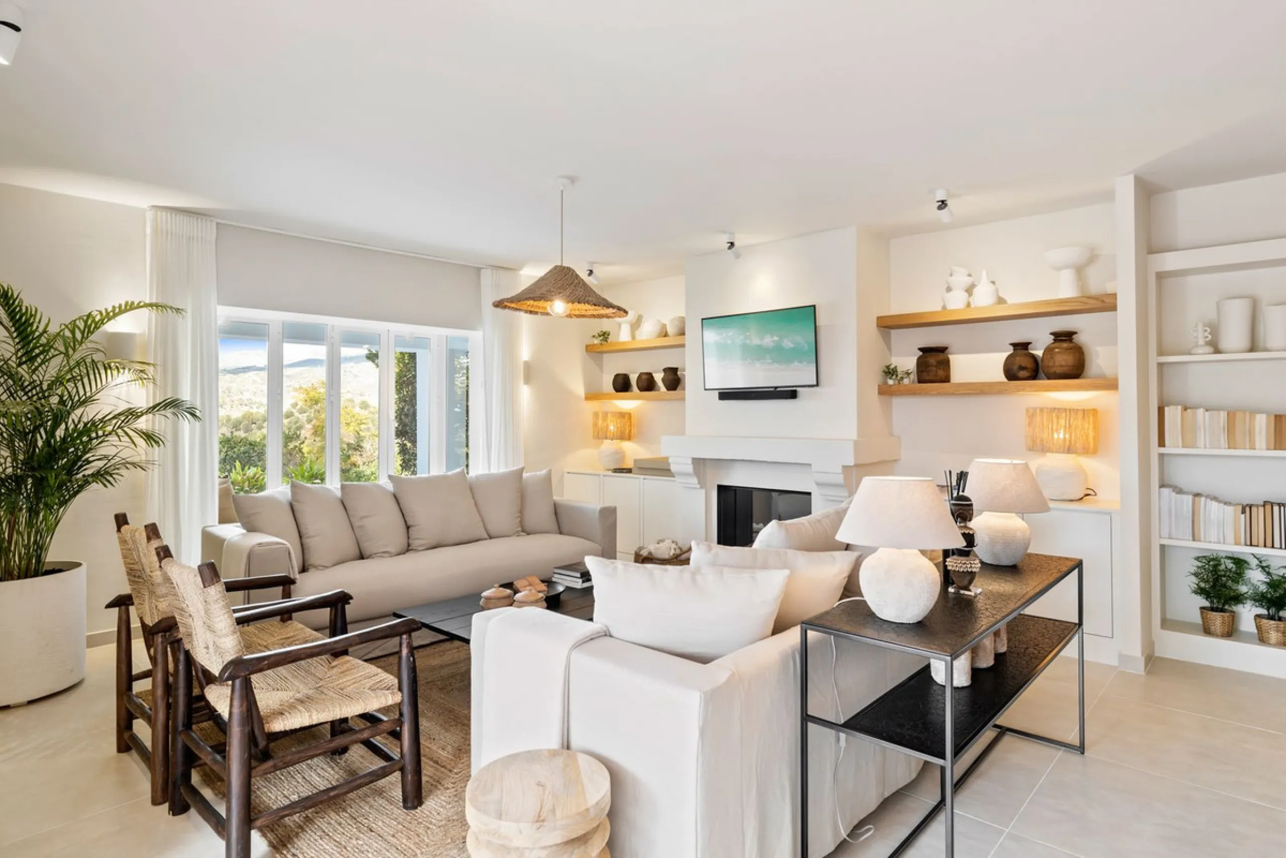 This beautiful villa has undergone an extensive refurbishment, offering a very comfortable and luxurious home. Thanks to its west facing orientation this property offers the most beautiful panoramic views of the coastline and surrounding hills. The curren
