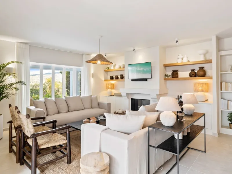 This beautiful villa has undergone an extensive refurbishment, offering a very comfortable and luxurious home. Thanks to its west facing orientation this property offers the most beautiful panoramic views of the coastline and surrounding hills. The curren