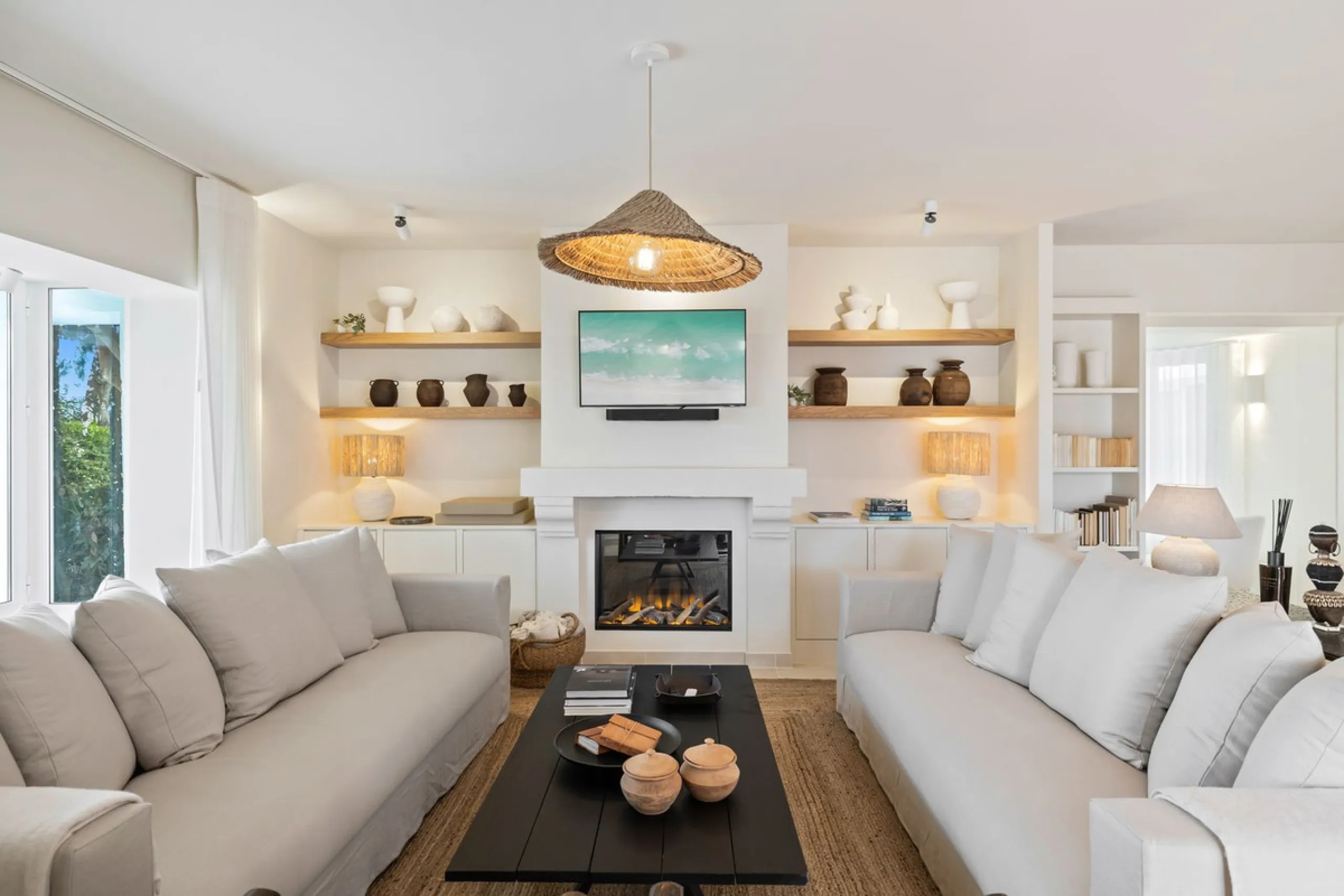 This beautiful villa has undergone an extensive refurbishment, offering a very comfortable and luxurious home. Thanks to its west facing orientation this property offers the most beautiful panoramic views of the coastline and surrounding hills. The curren