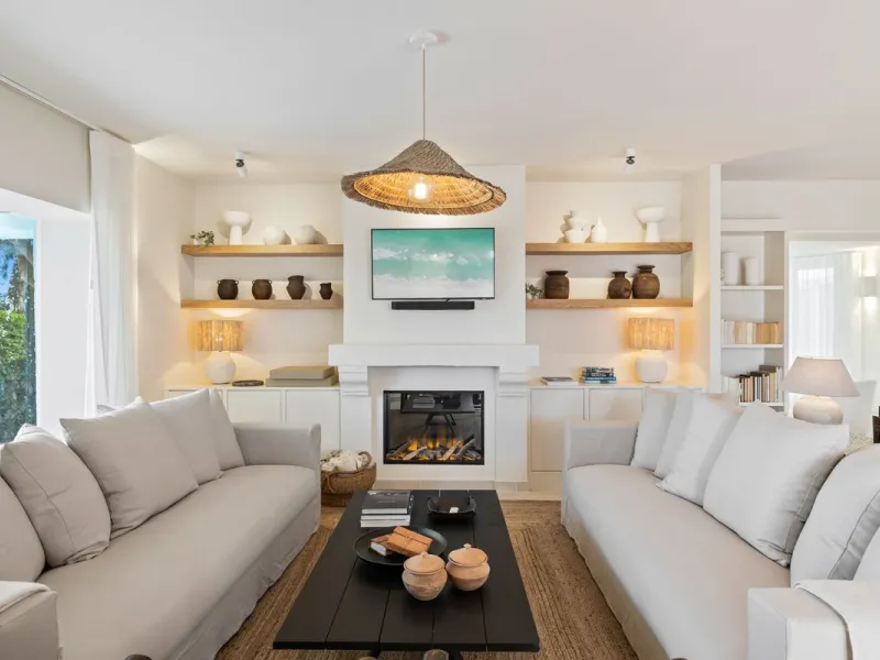 This beautiful villa has undergone an extensive refurbishment, offering a very comfortable and luxurious home. Thanks to its west facing orientation this property offers the most beautiful panoramic views of the coastline and surrounding hills. The curren