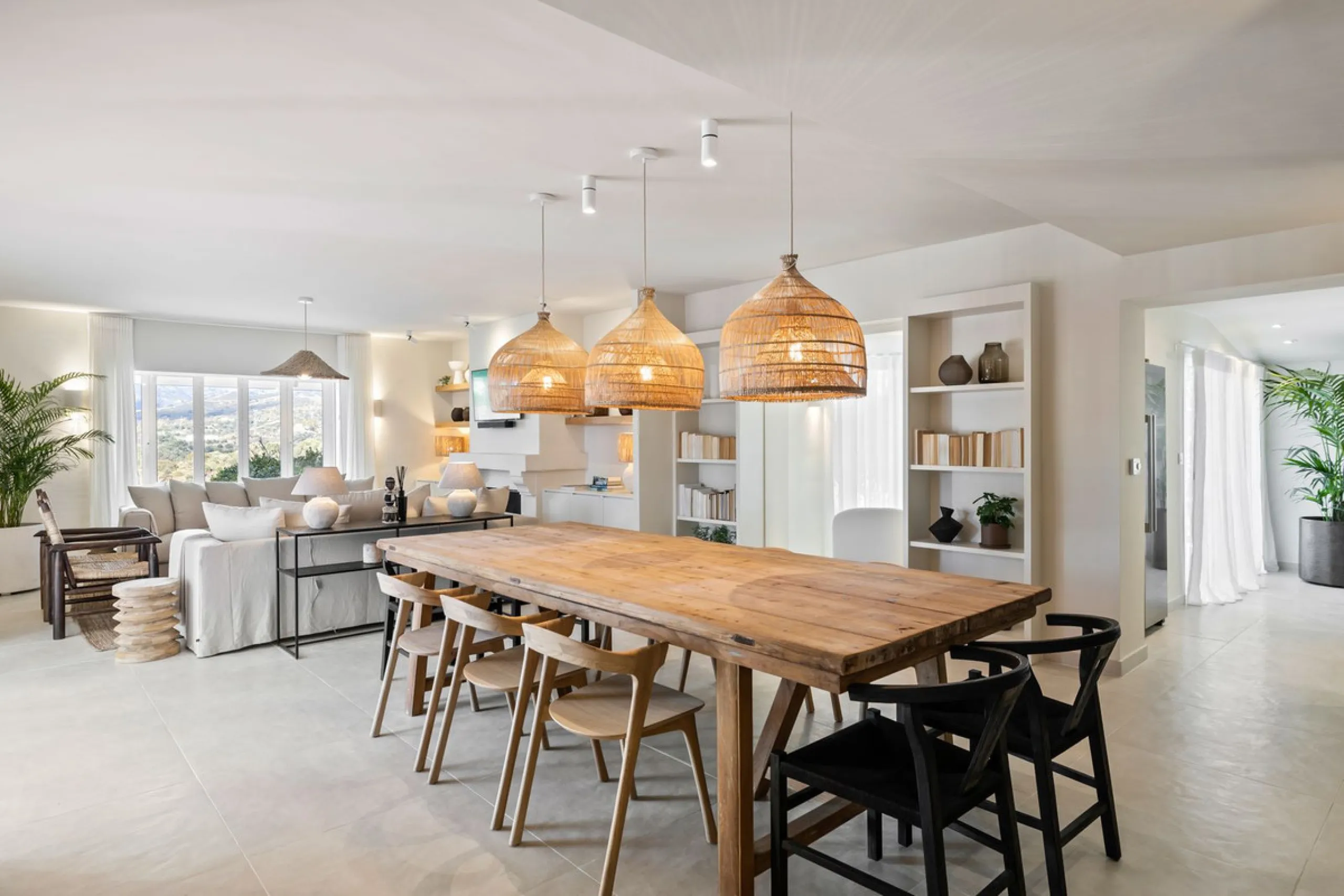 This beautiful villa has undergone an extensive refurbishment, offering a very comfortable and luxurious home. Thanks to its west facing orientation this property offers the most beautiful panoramic views of the coastline and surrounding hills. The curren