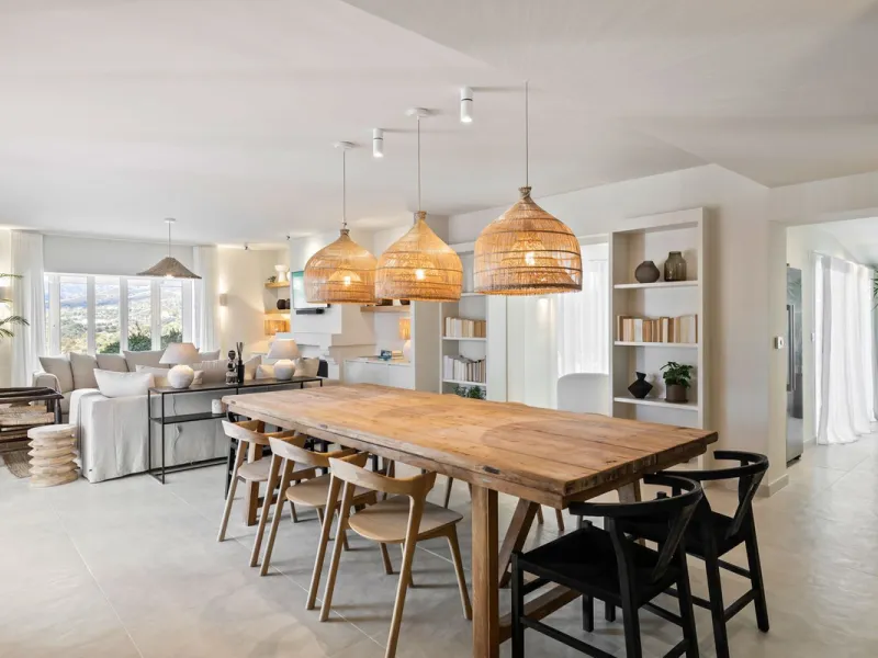 This beautiful villa has undergone an extensive refurbishment, offering a very comfortable and luxurious home. Thanks to its west facing orientation this property offers the most beautiful panoramic views of the coastline and surrounding hills. The curren