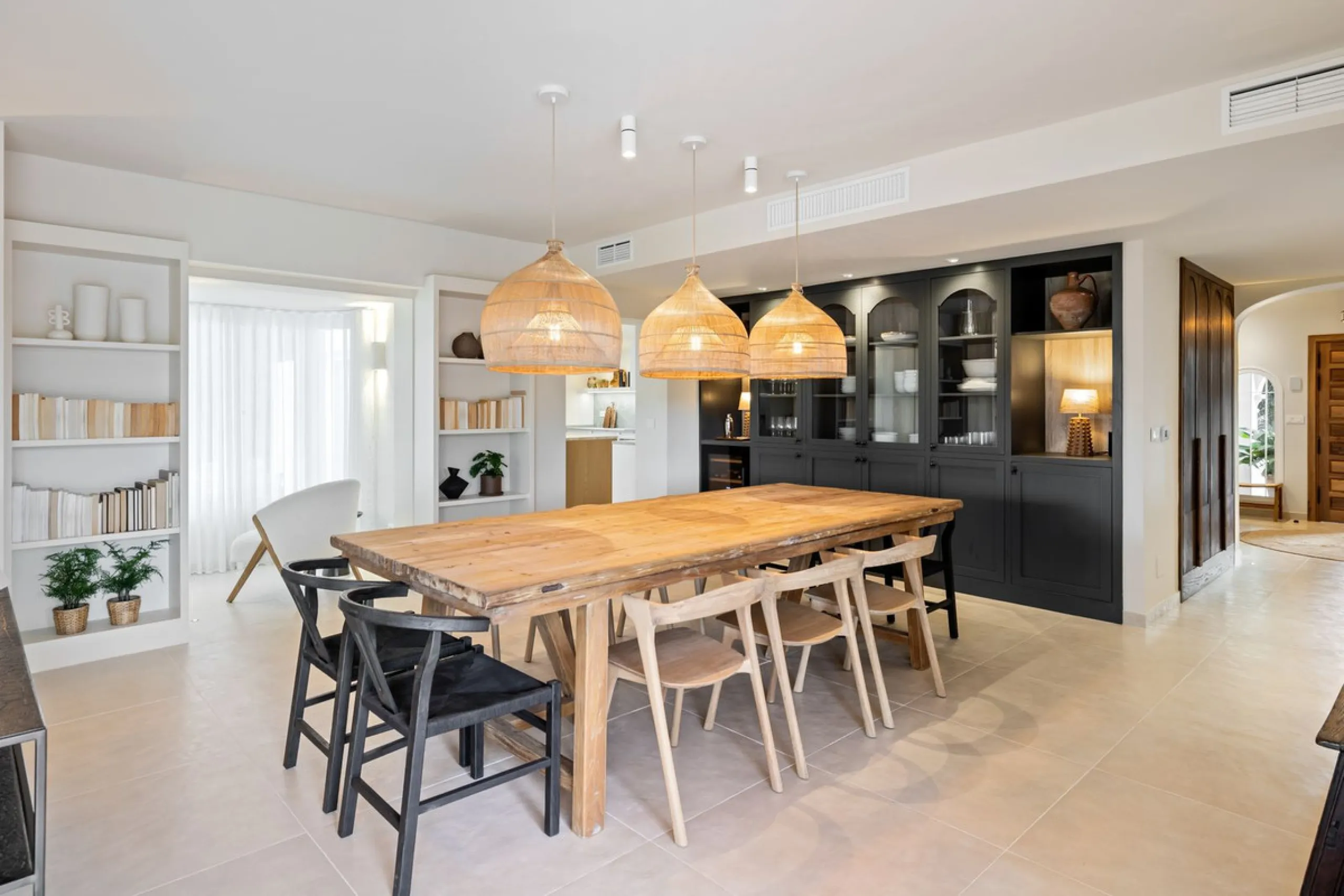 This beautiful villa has undergone an extensive refurbishment, offering a very comfortable and luxurious home. Thanks to its west facing orientation this property offers the most beautiful panoramic views of the coastline and surrounding hills. The curren
