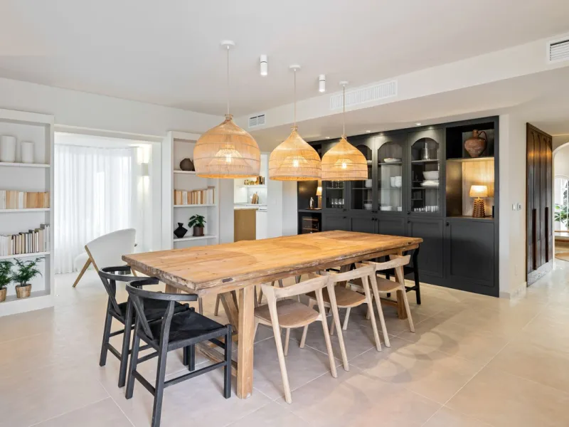 This beautiful villa has undergone an extensive refurbishment, offering a very comfortable and luxurious home. Thanks to its west facing orientation this property offers the most beautiful panoramic views of the coastline and surrounding hills. The curren